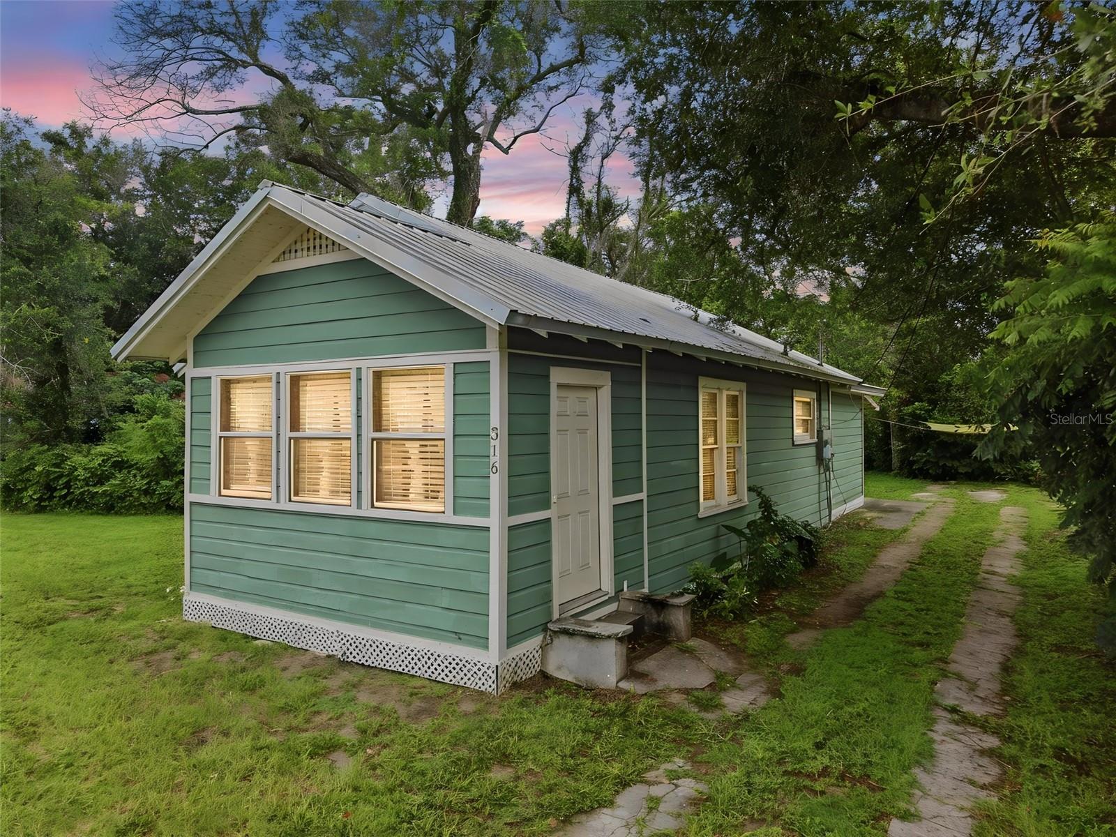 Single Family Residence in DELAND, FL - Daniel Dourado