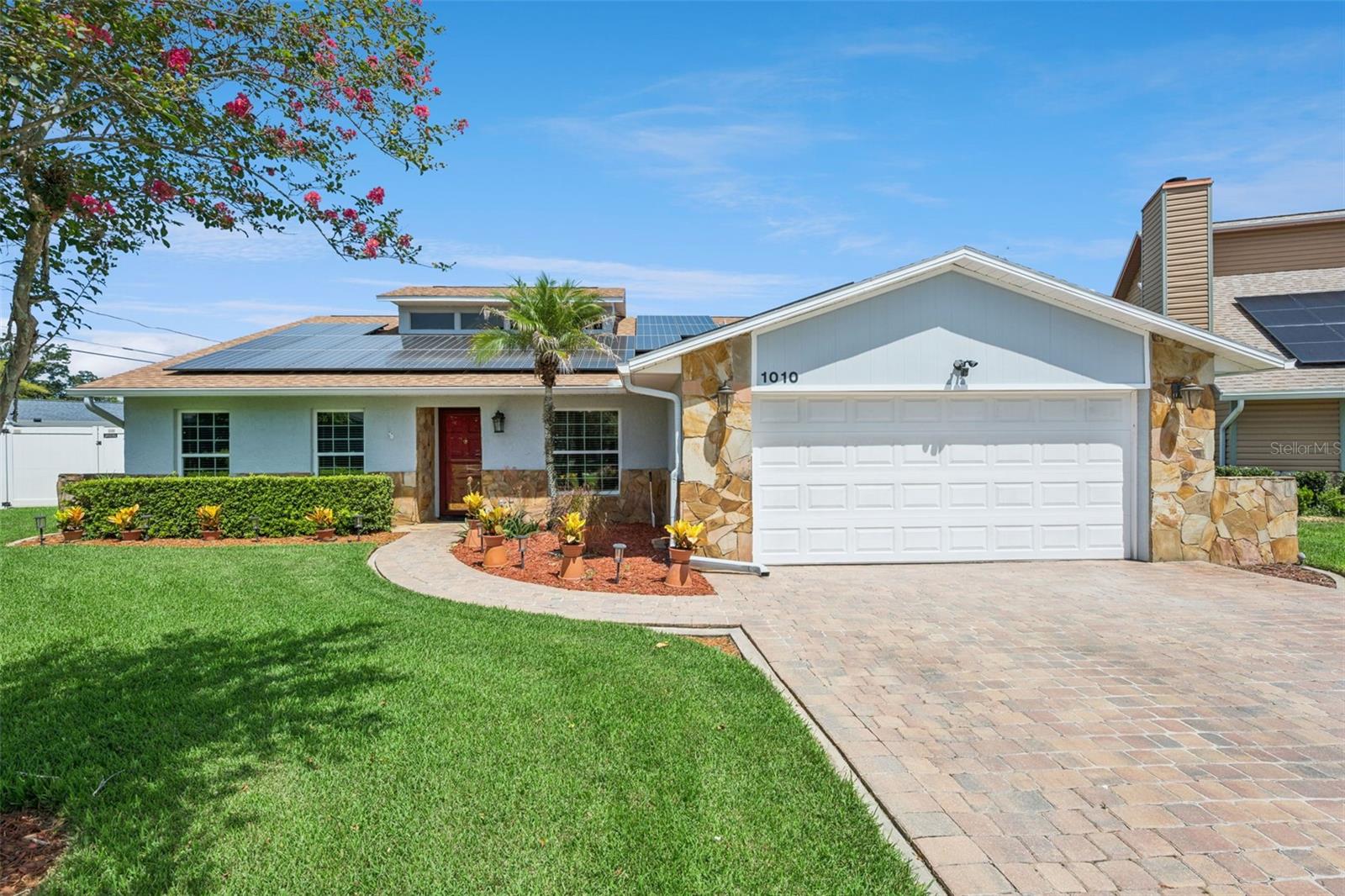 Single Family Residence in ORLANDO, FL - Daniel Dourado