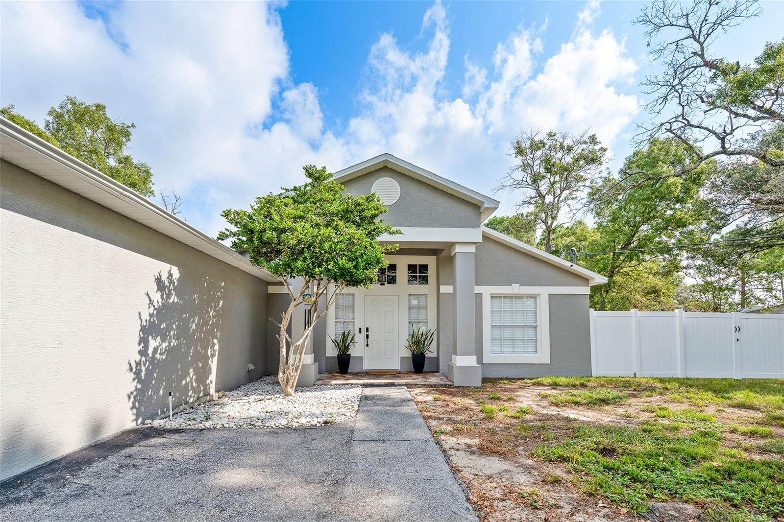 Single Family Residence in WEEKI WACHEE, FL - Daniel Dourado