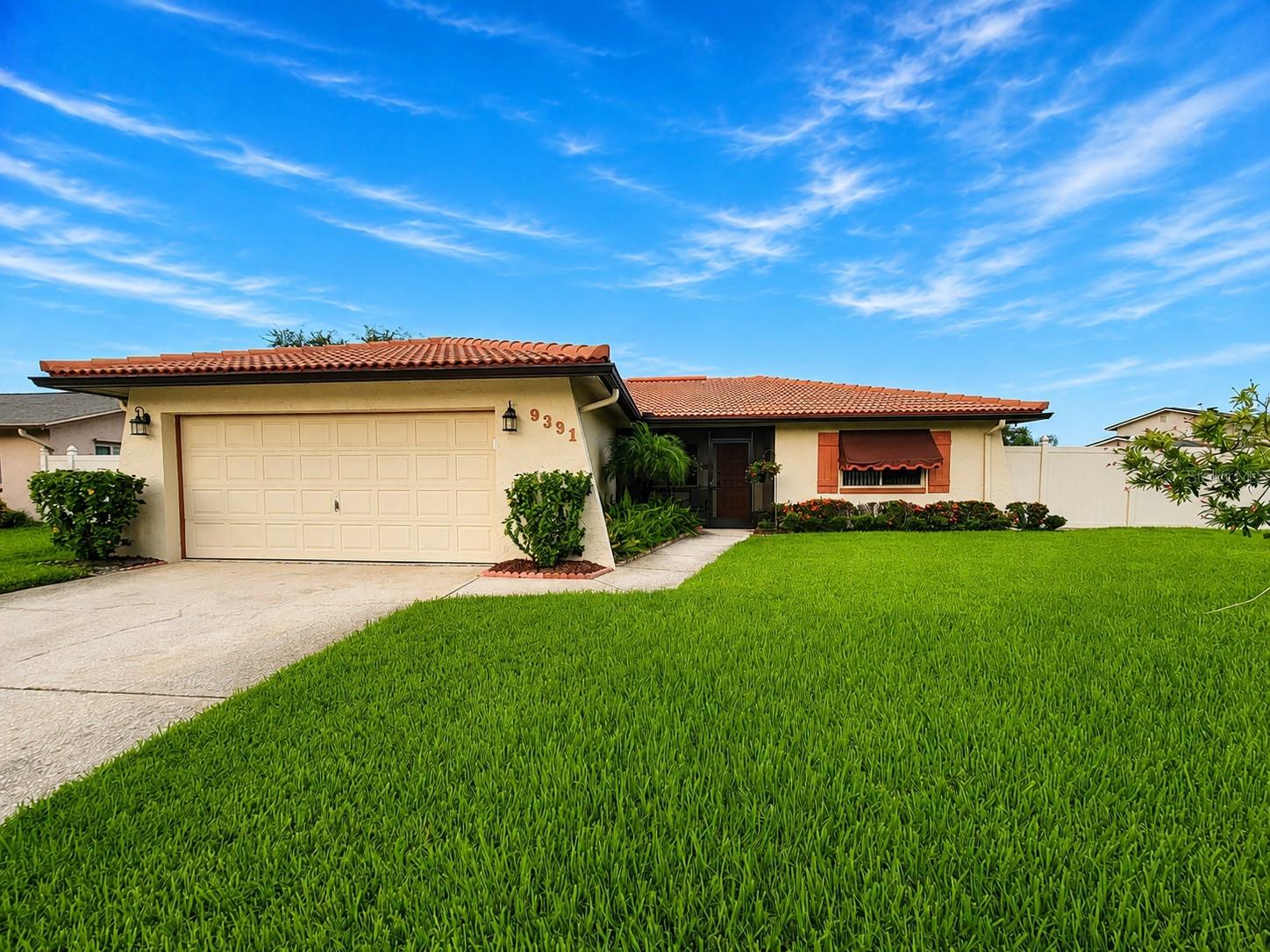 Single Family Residence in SEMINOLE, FL - Daniel Dourado