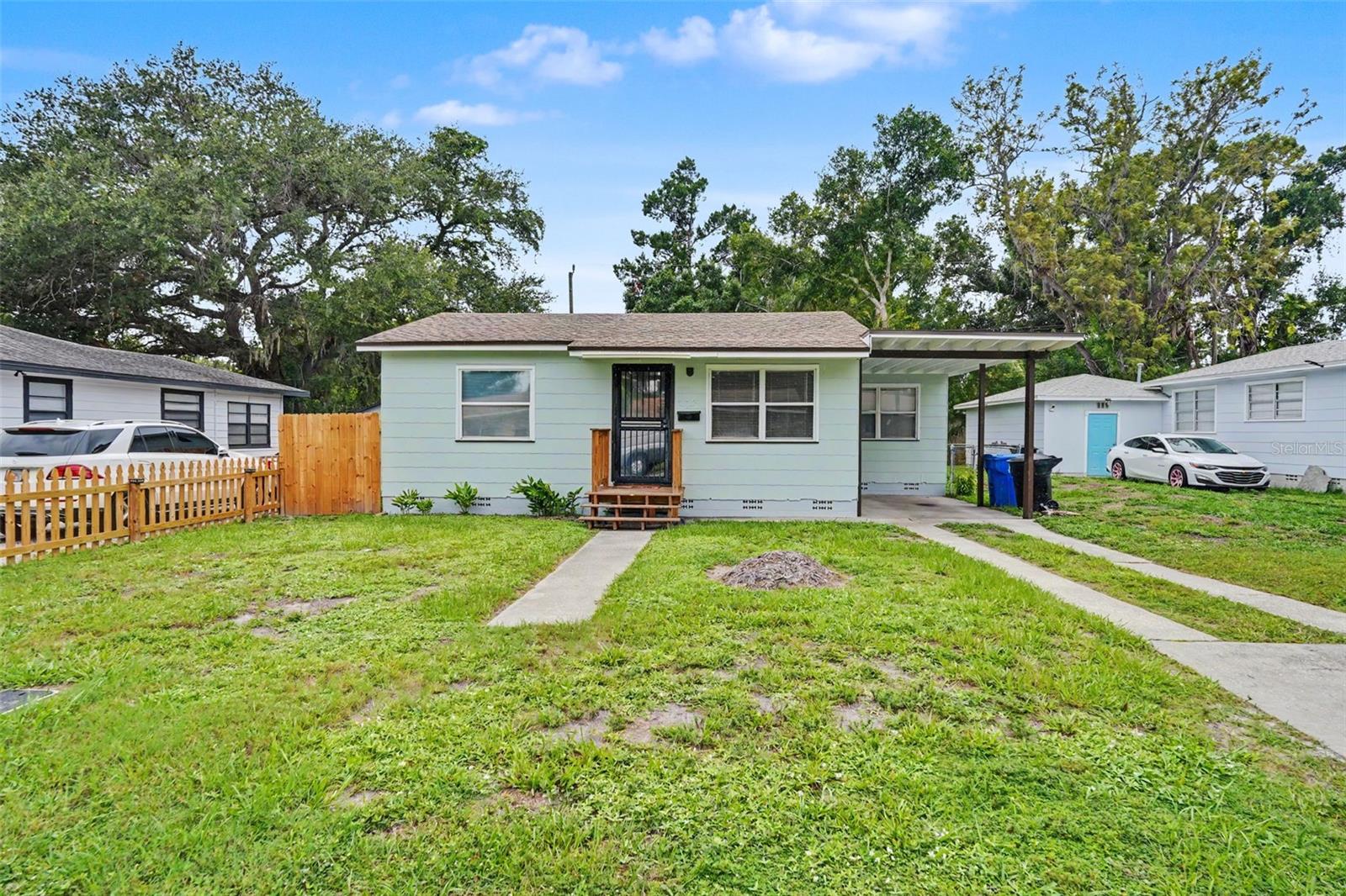 Single Family Residence in ST PETERSBURG, FL - Daniel Dourado