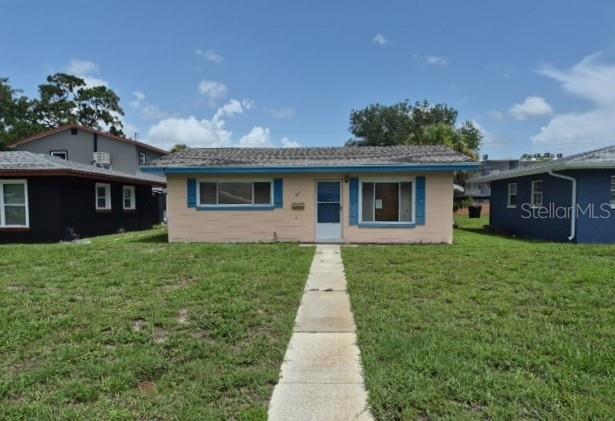 Single Family Residence in ST PETERSBURG, FL - Daniel Dourado
