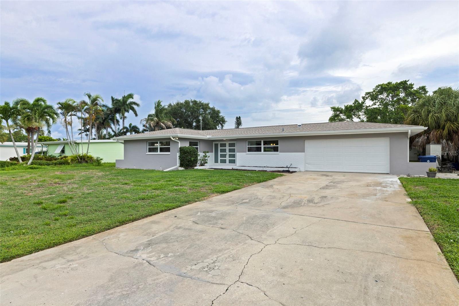 Single Family Residence in ST PETERSBURG, FL - Daniel Dourado