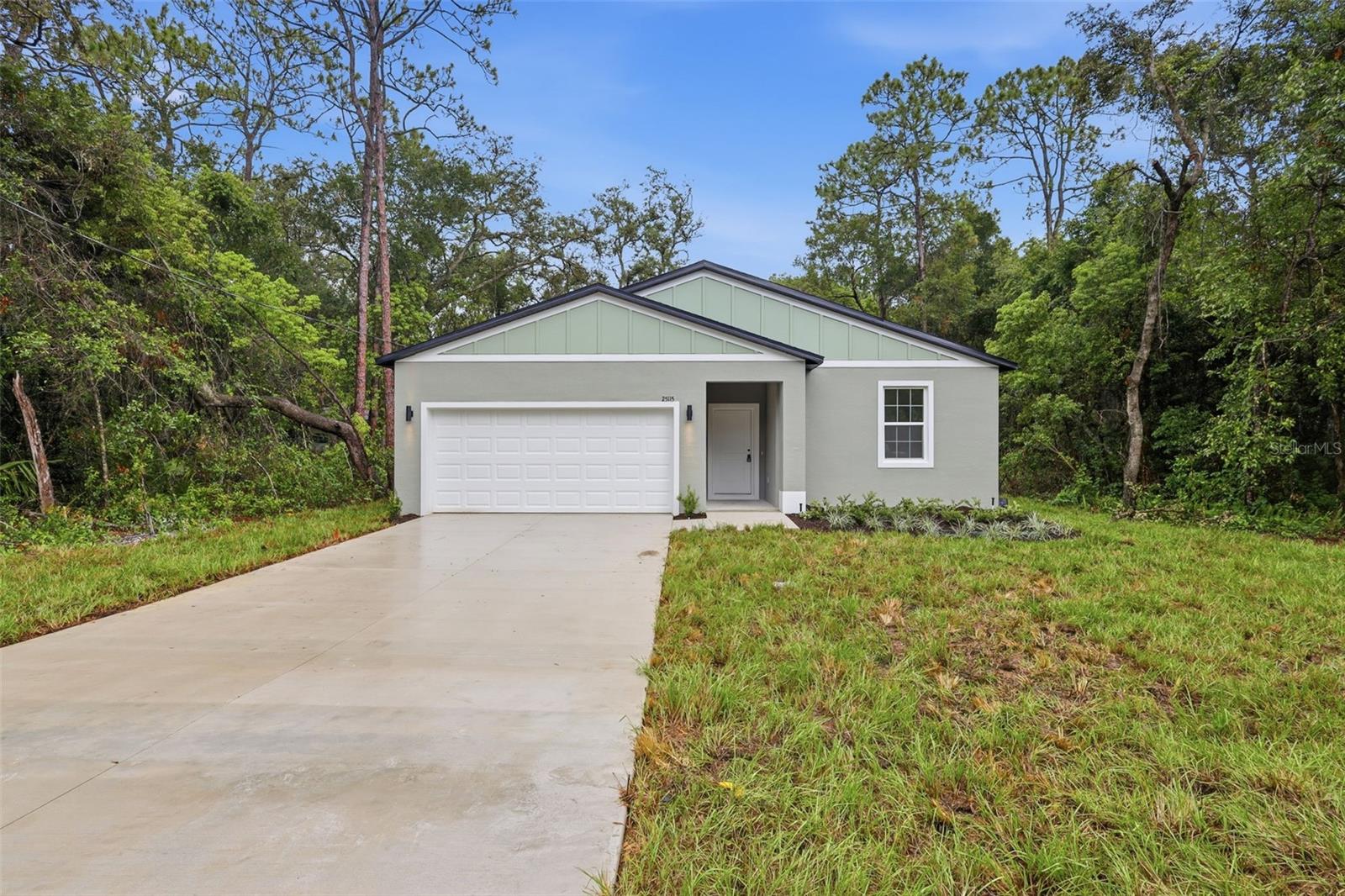 Single Family Residence in MOUNT PLYMOUTH, FL - Daniel Dourado