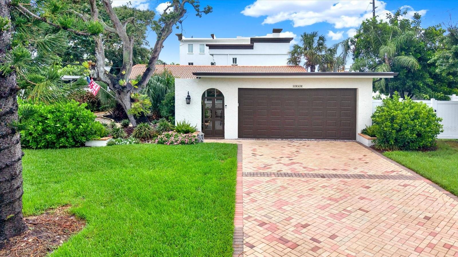 Single Family Residence in BELLEAIR BEACH, FL - Daniel Dourado
