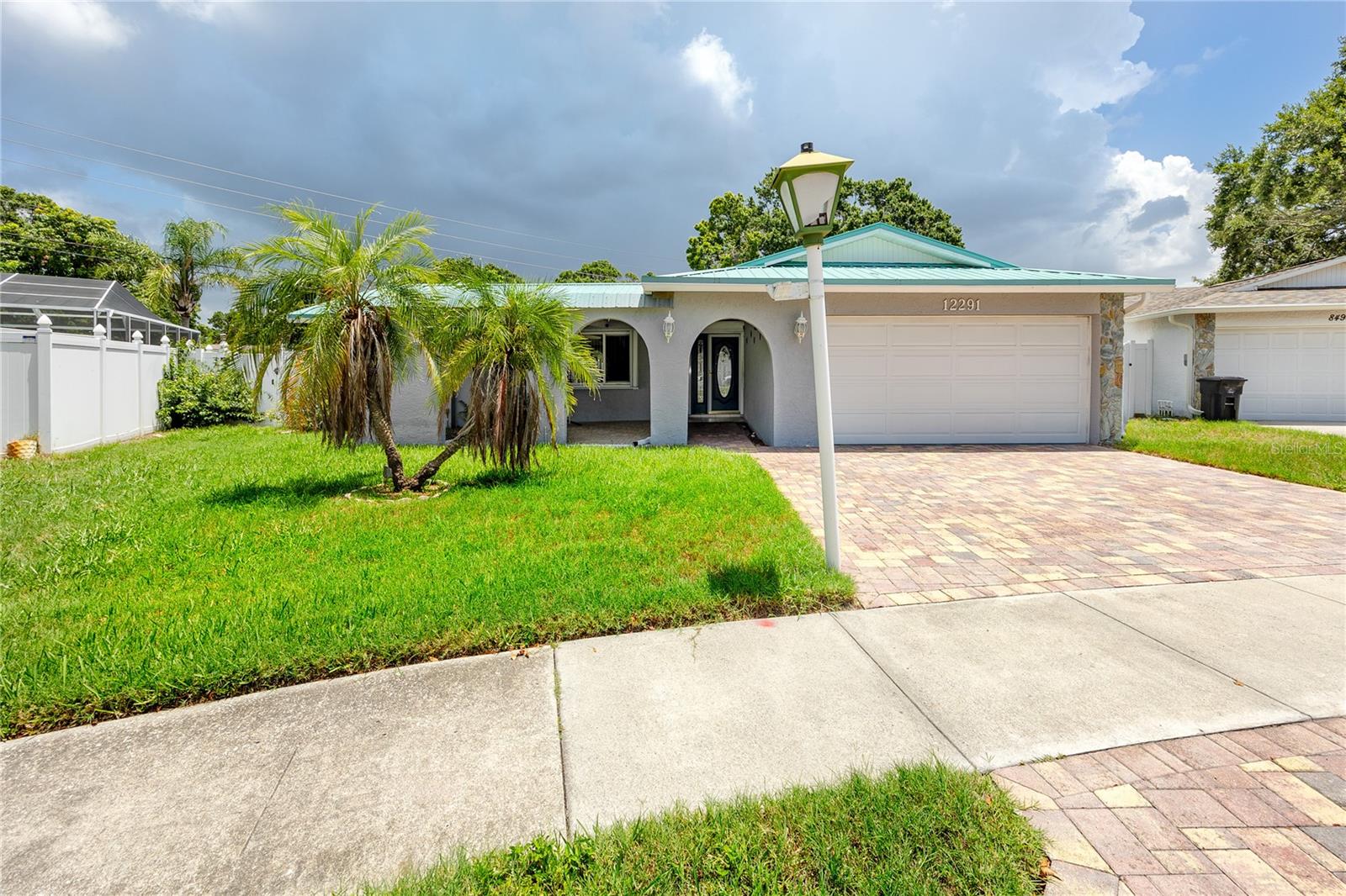 Single Family Residence in SEMINOLE, FL - Daniel Dourado