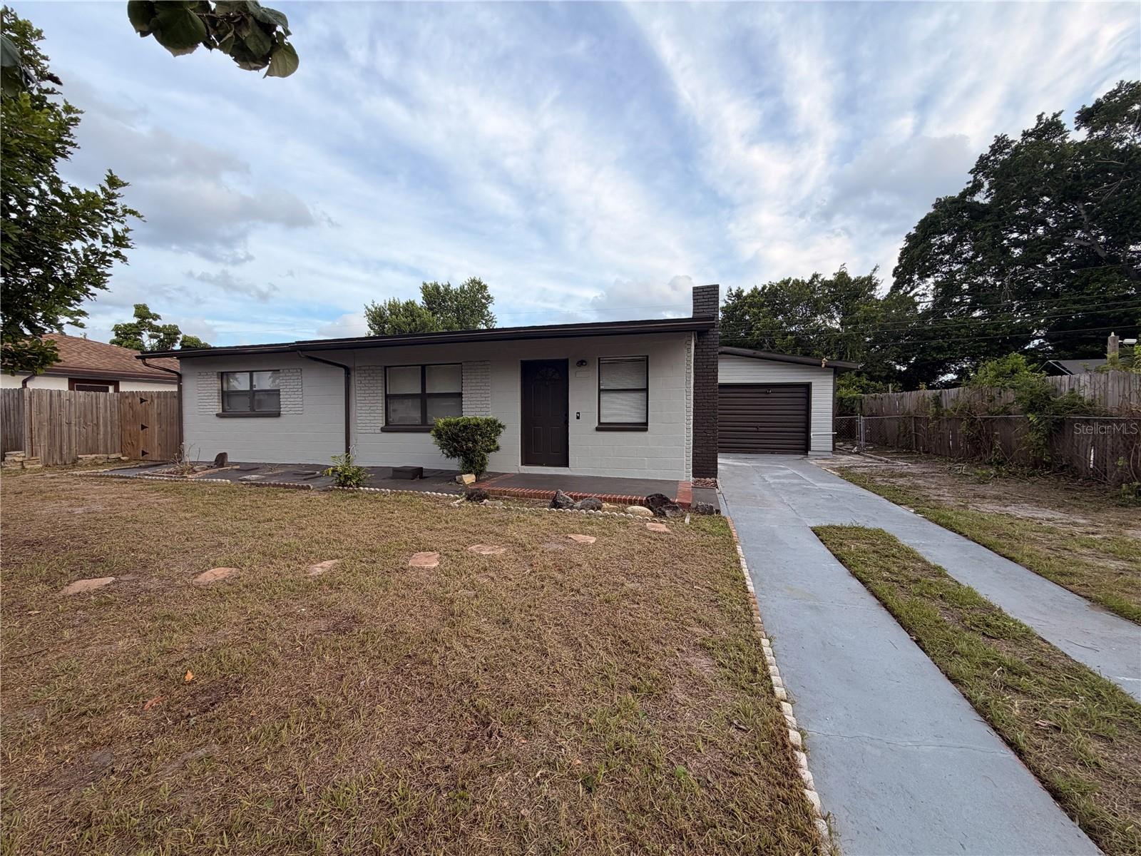 Single Family Residence in BRADENTON, FL - Daniel Dourado