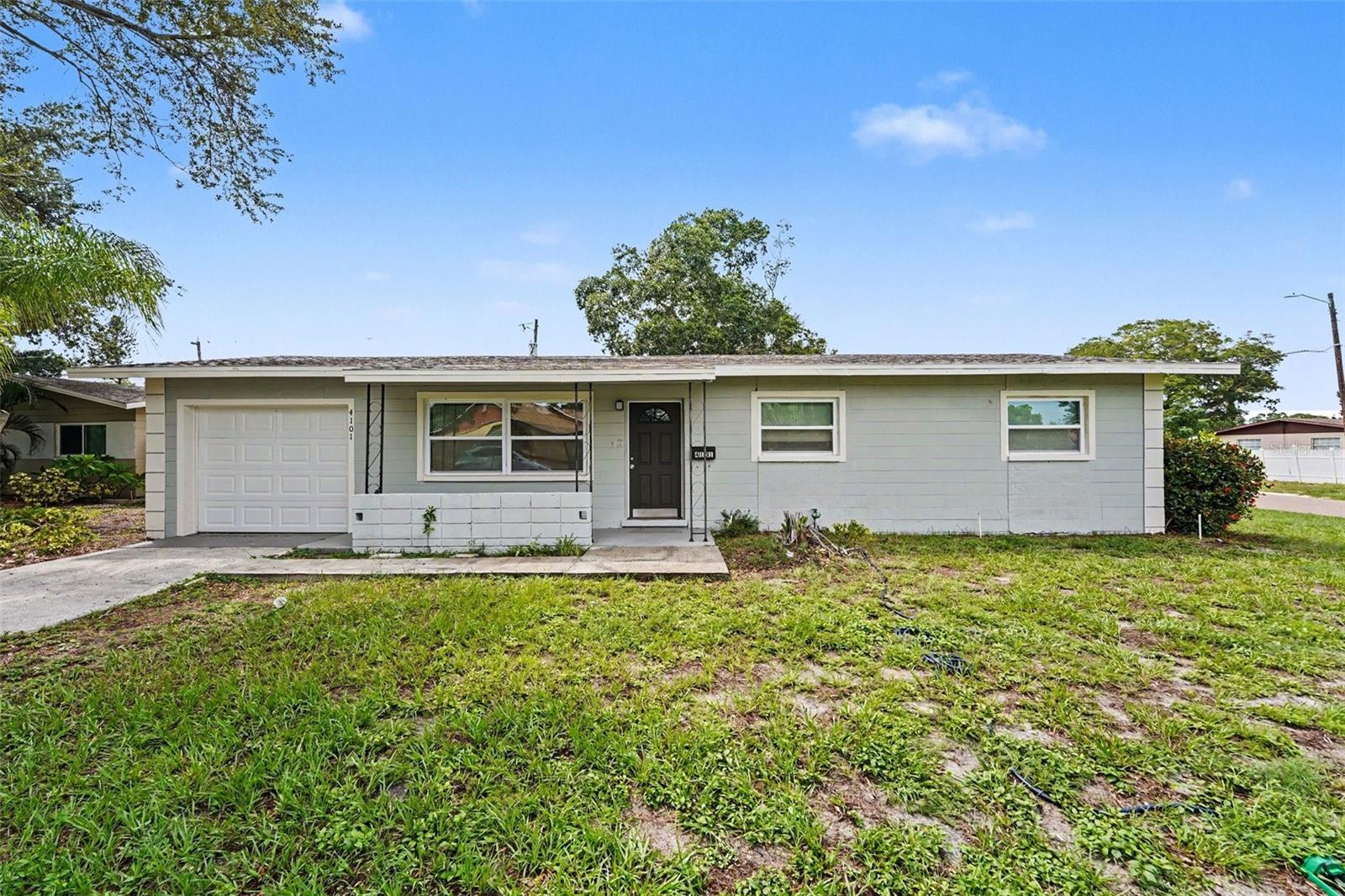 Single Family Residence in ST PETERSBURG, FL - Daniel Dourado