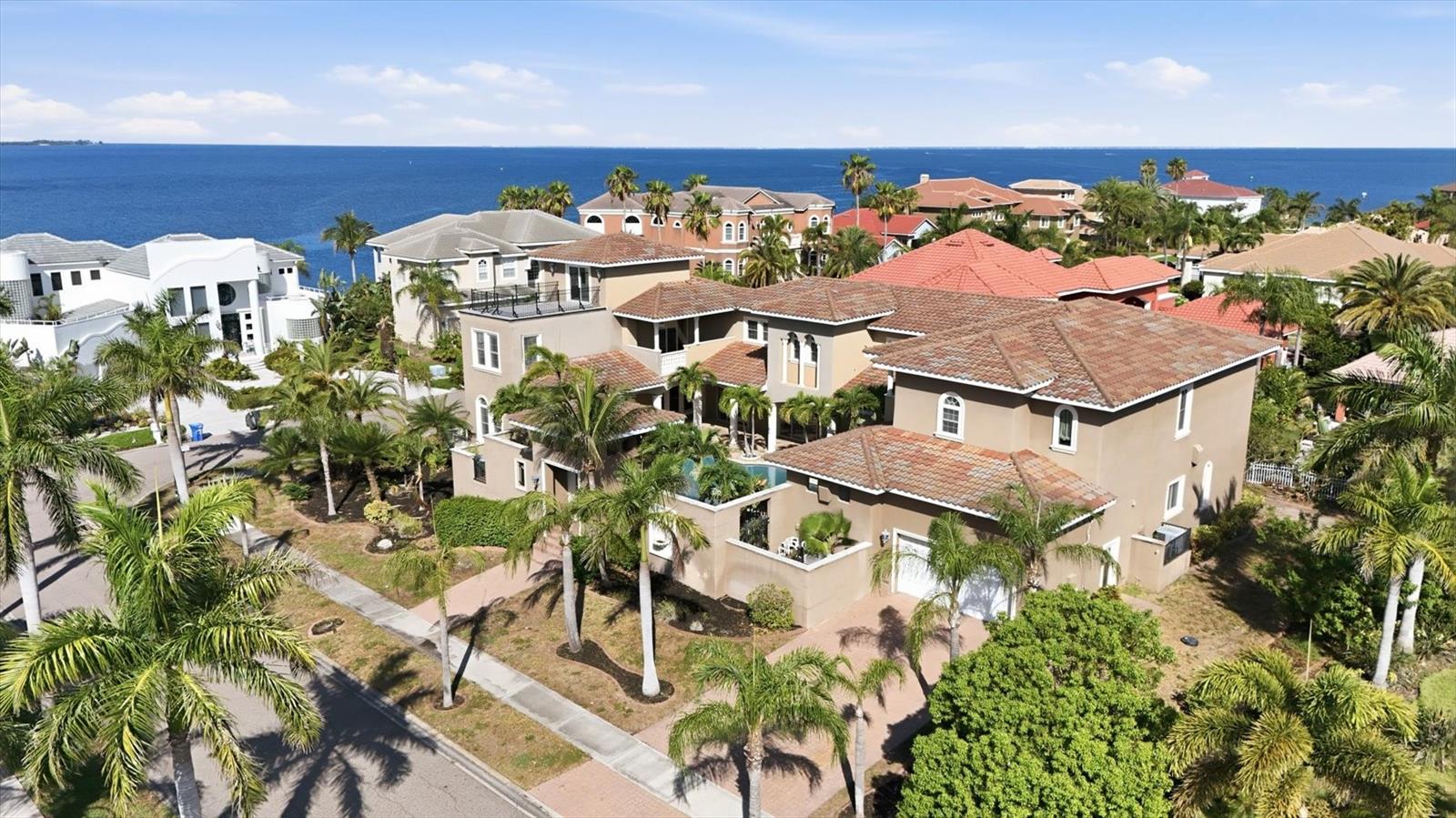 Single Family Residence in APOLLO BEACH, FL - Daniel Dourado