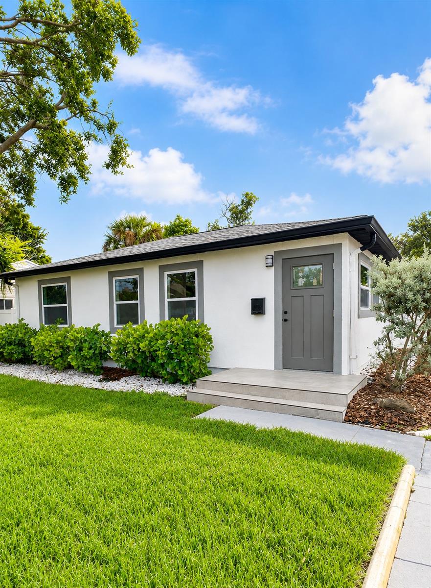 Single Family Residence in ST PETERSBURG, FL - Daniel Dourado