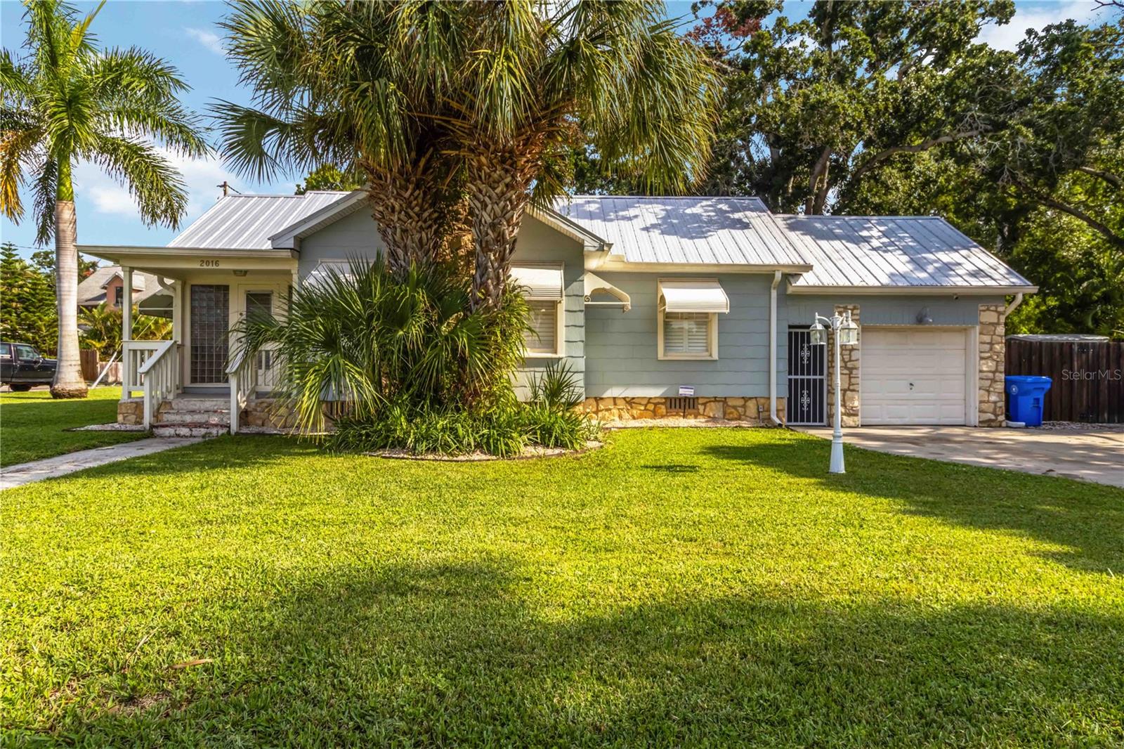Single Family Residence in BRADENTON, FL - Daniel Dourado