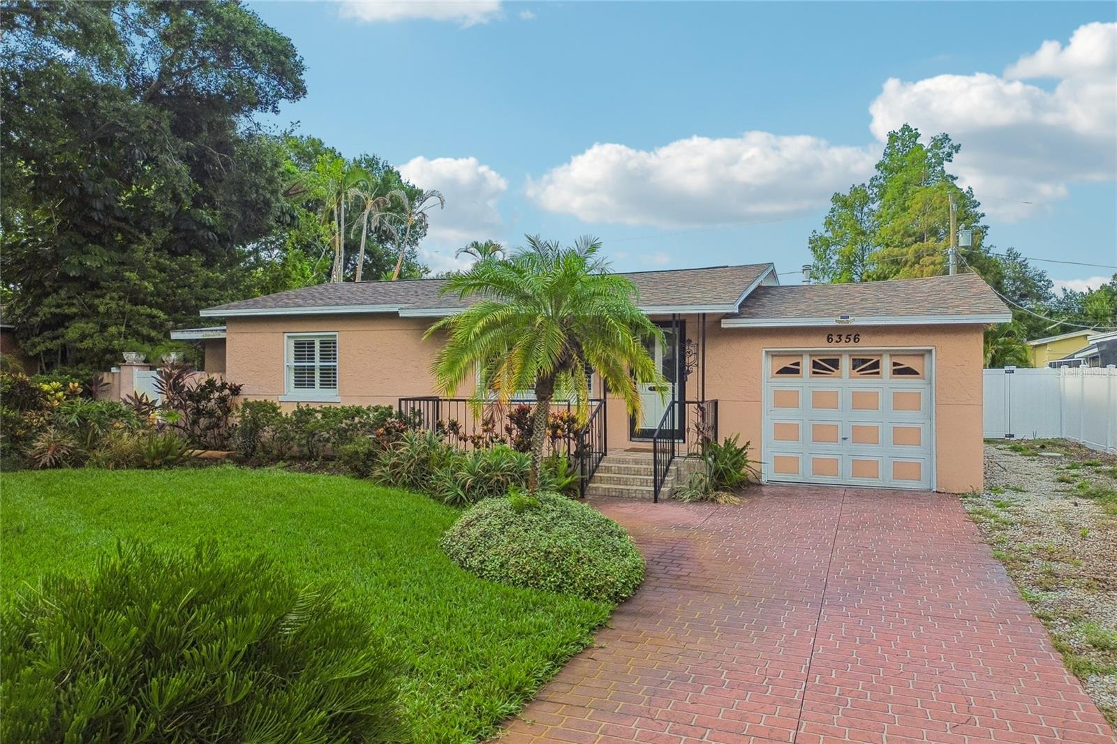Single Family Residence in ST PETERSBURG, FL - Daniel Dourado