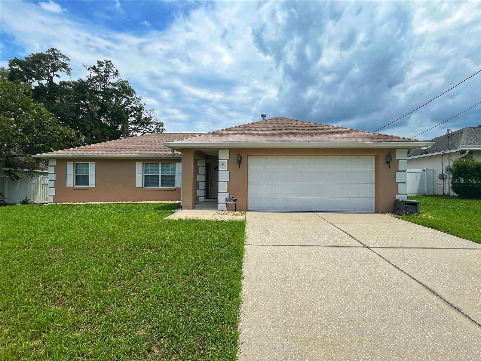 Single Family Residence in OCALA, FL - Daniel Dourado