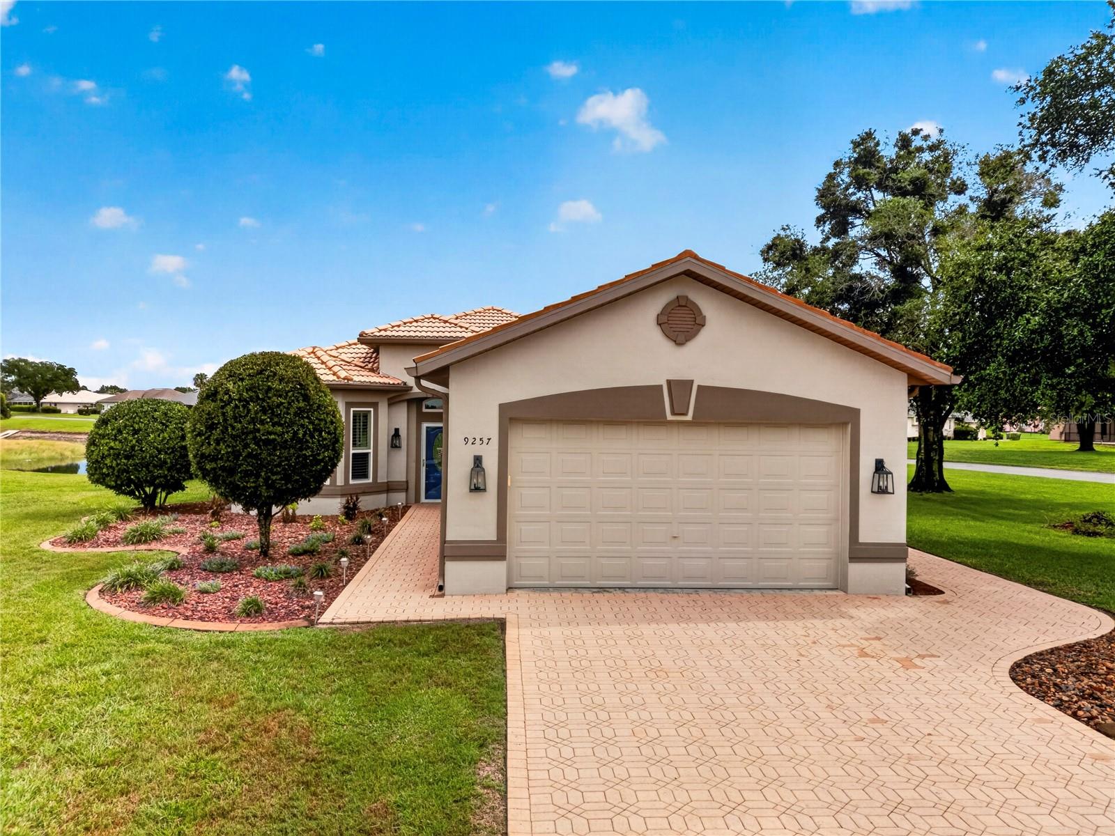 Single Family Residence in WEEKI WACHEE, FL - Daniel Dourado