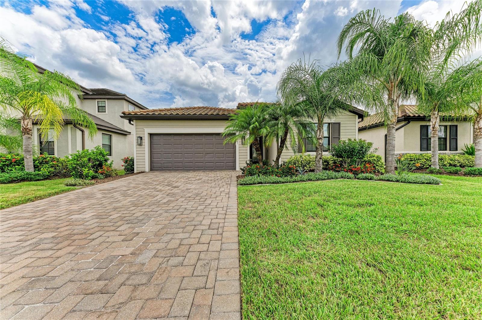 Single Family Residence in BRADENTON, FL - Daniel Dourado