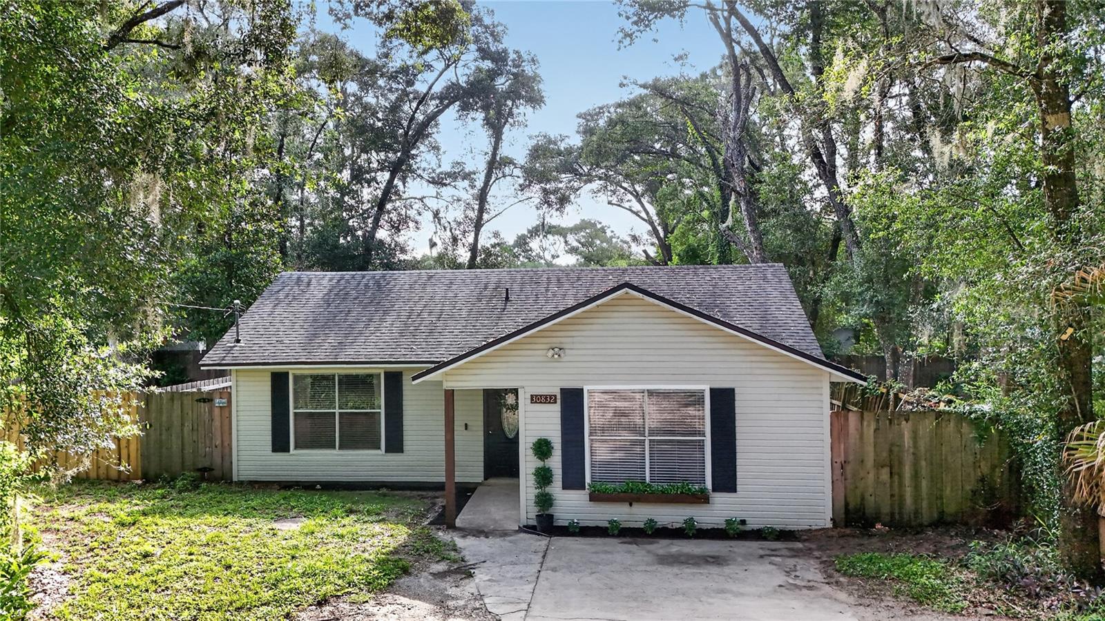 Single Family Residence in MOUNT PLYMOUTH, FL - Daniel Dourado