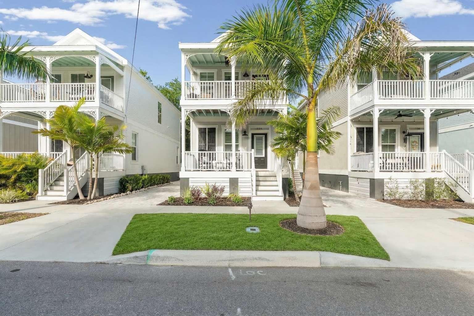 Single Family Residence in BRADENTON, FL - Daniel Dourado