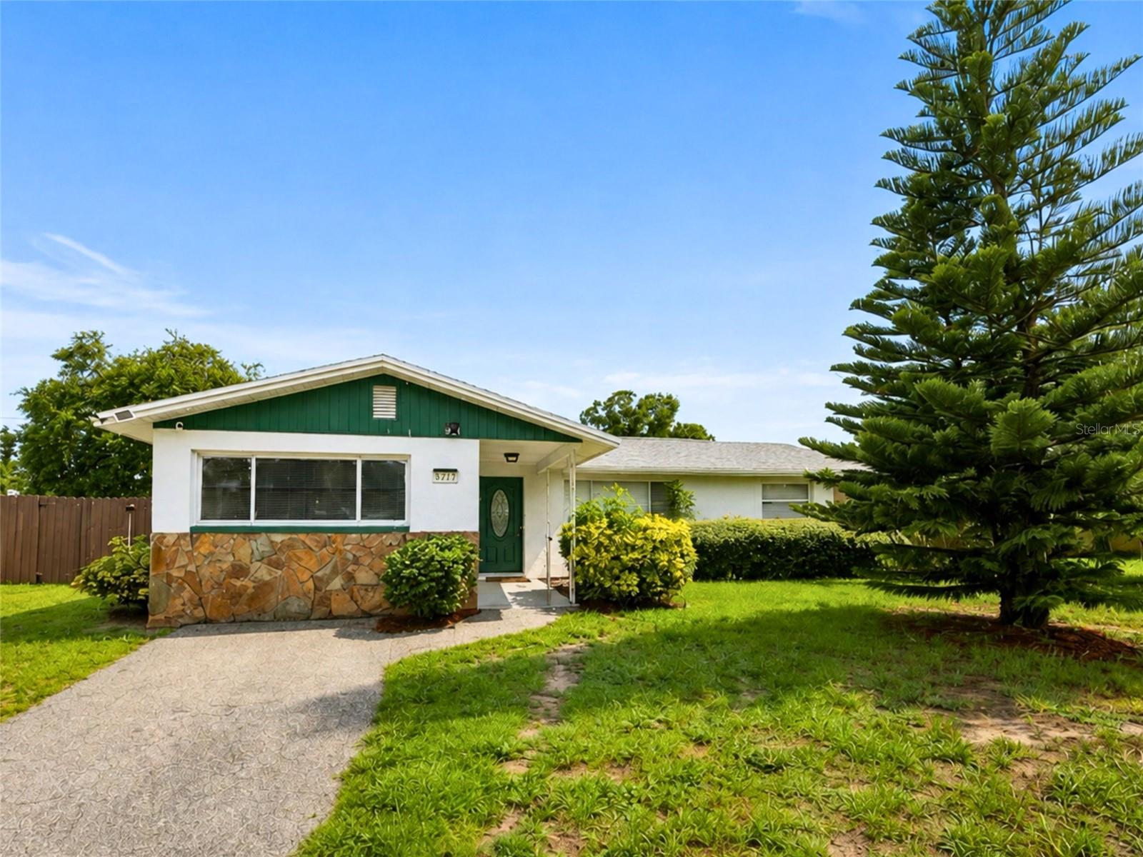 Single Family Residence in SEMINOLE, FL - Daniel Dourado