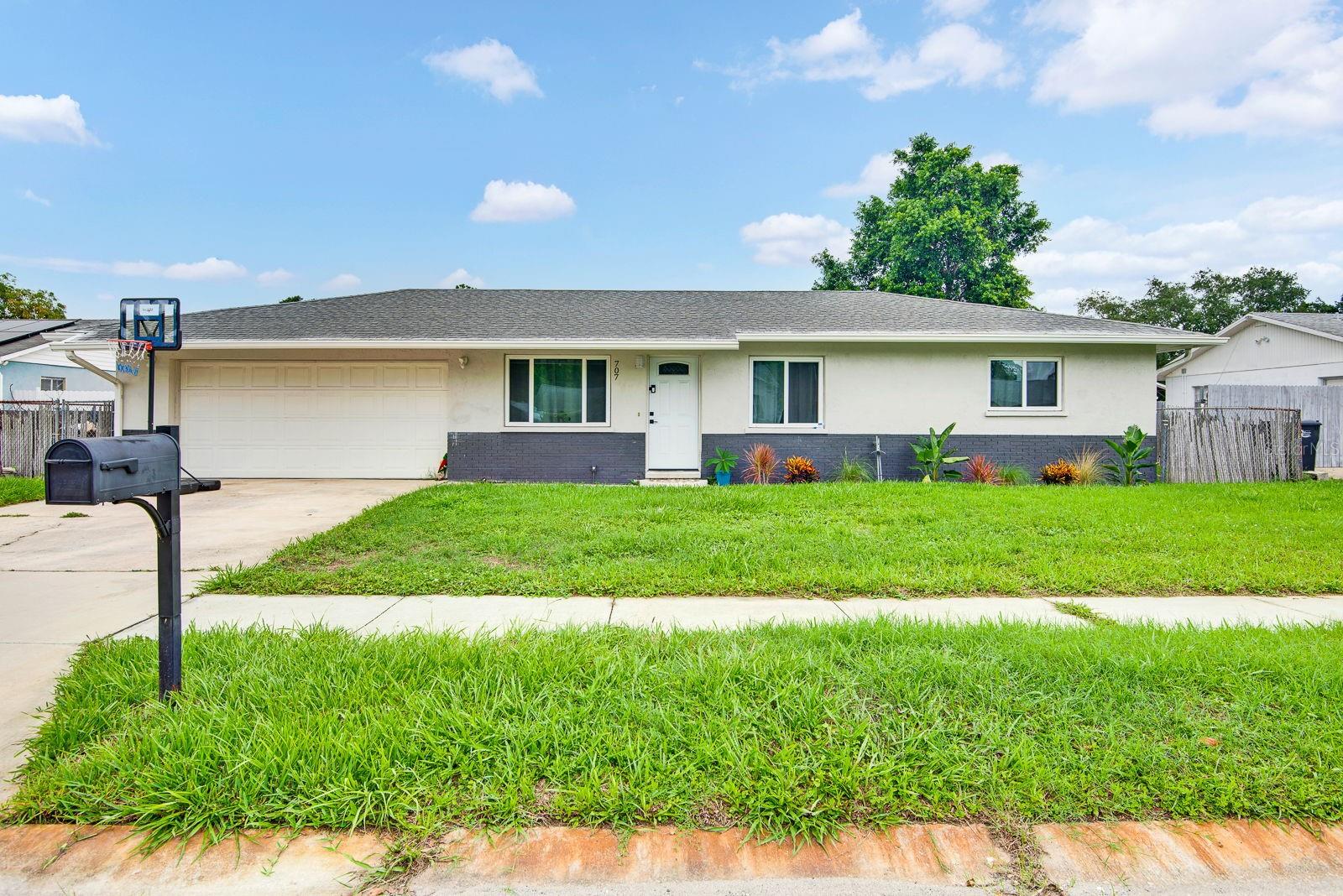Single Family Residence in BRADENTON, FL - Daniel Dourado