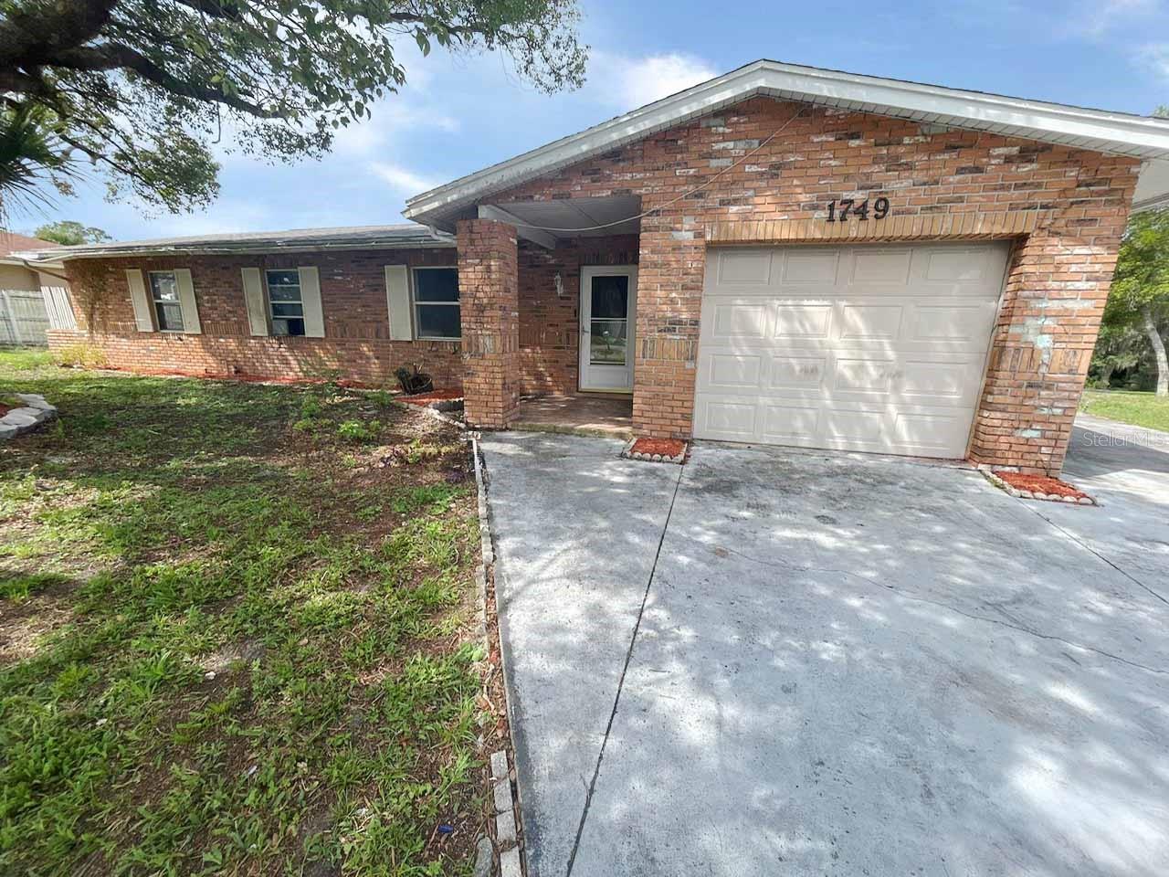 Single Family Residence in DELTONA, FL - Daniel Dourado