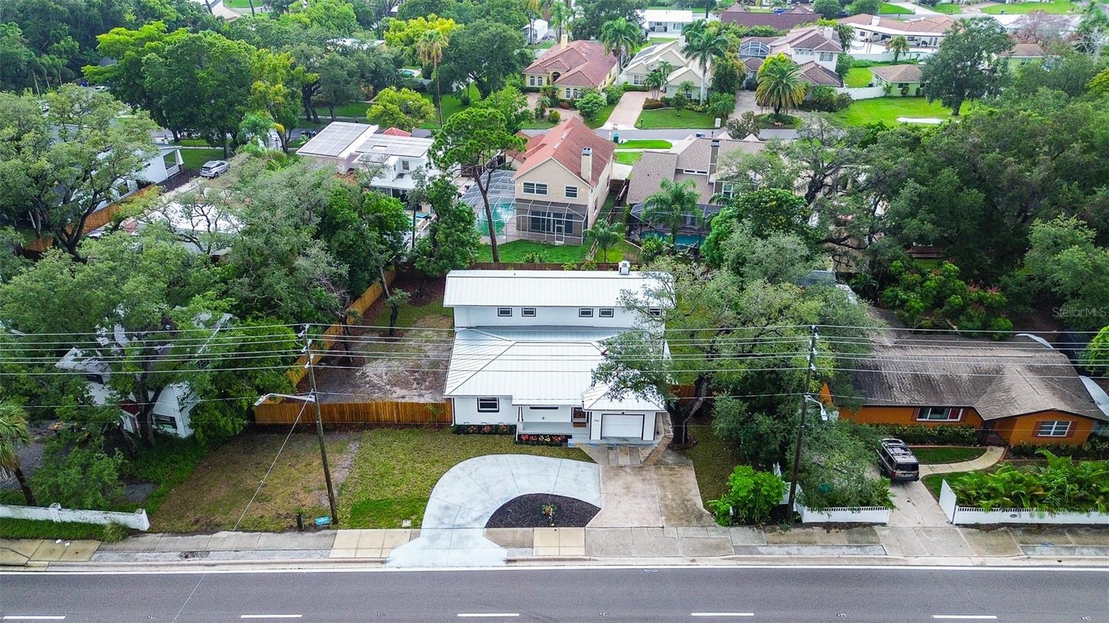 Single Family Residence in SEMINOLE, FL - Daniel Dourado