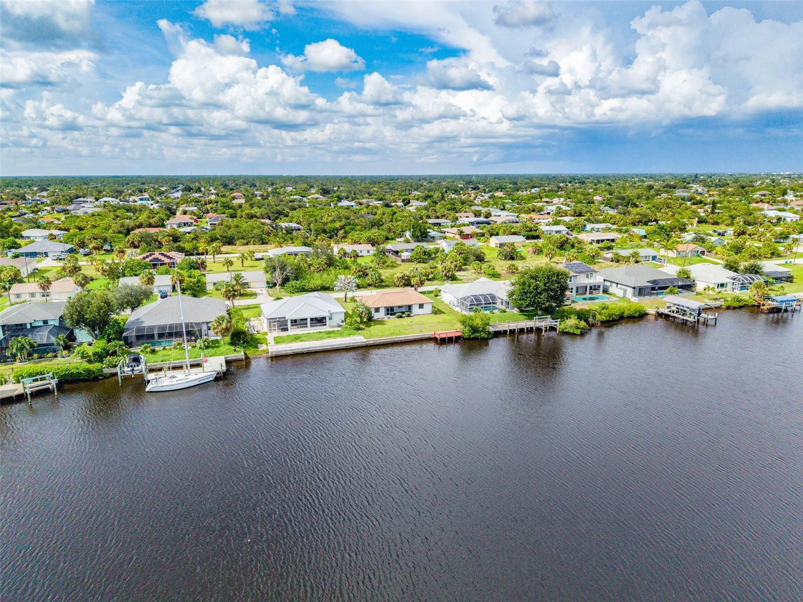Single Family Residence em PORT CHARLOTTE, FL - Daniel Dourado
