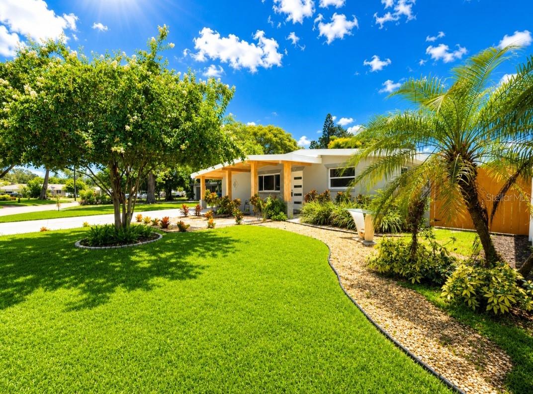 Single Family Residence in ST PETERSBURG, FL - Daniel Dourado