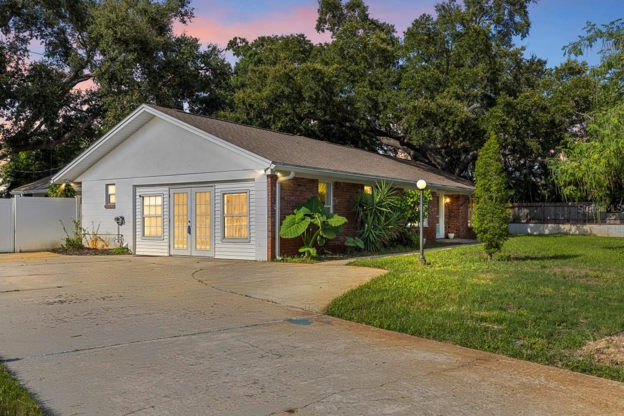 Single Family Residence in SEMINOLE, FL - Daniel Dourado