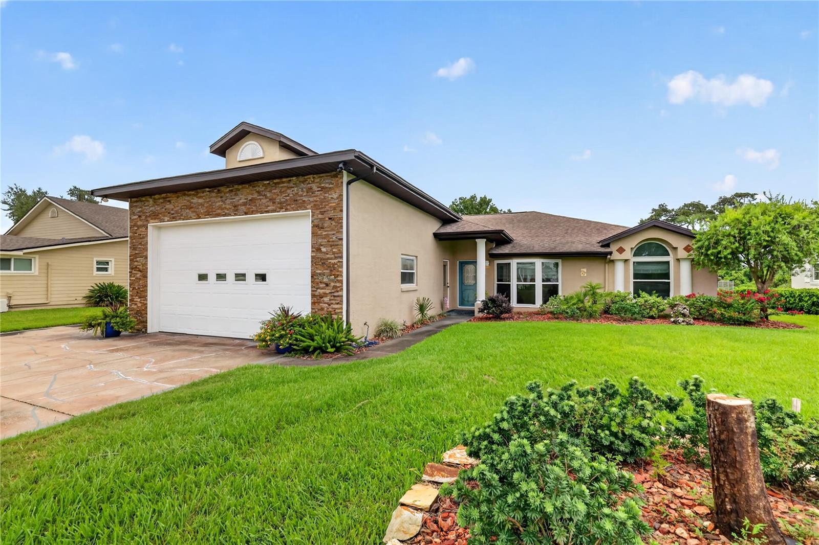 Single Family Residence in FRUITLAND PARK, FL - Daniel Dourado