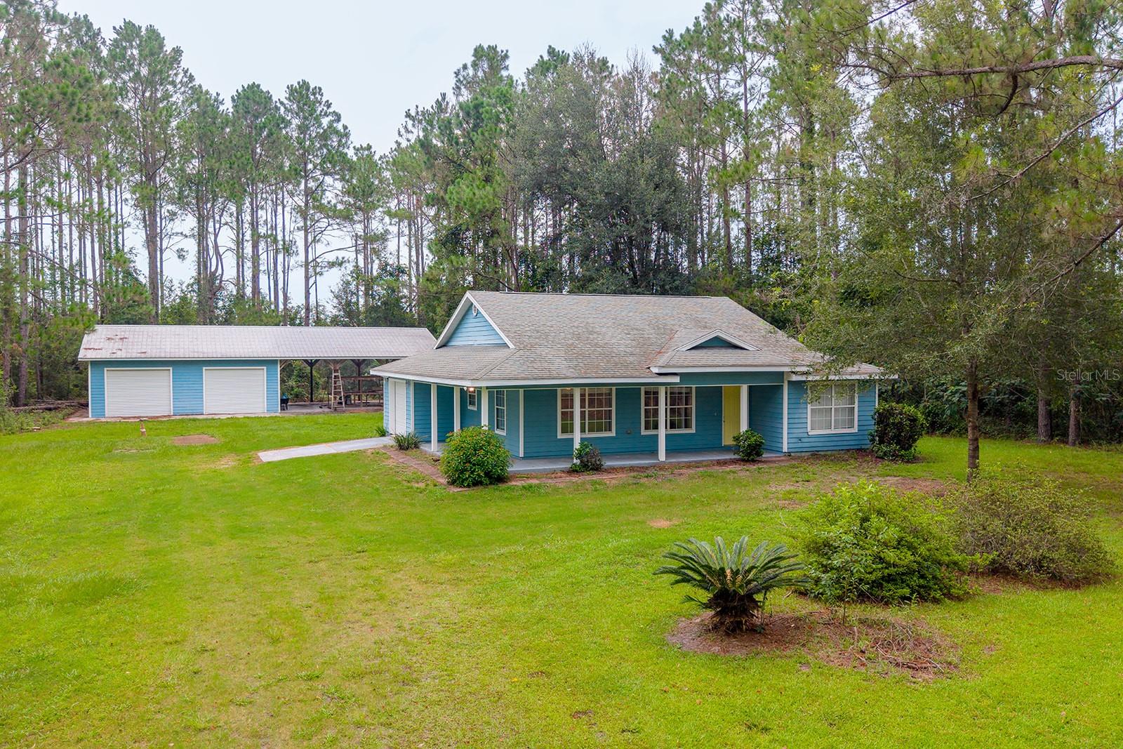 Single Family Residence in TRENTON, FL - Daniel Dourado