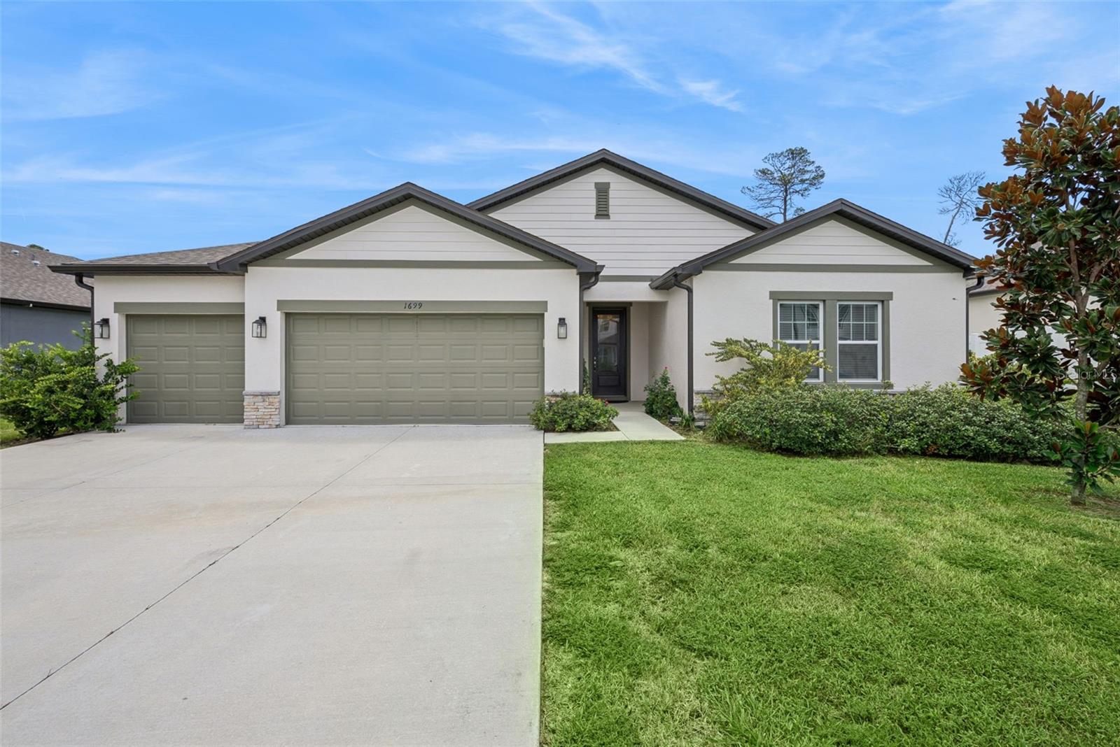 Single Family Residence in DELTONA, FL - Daniel Dourado