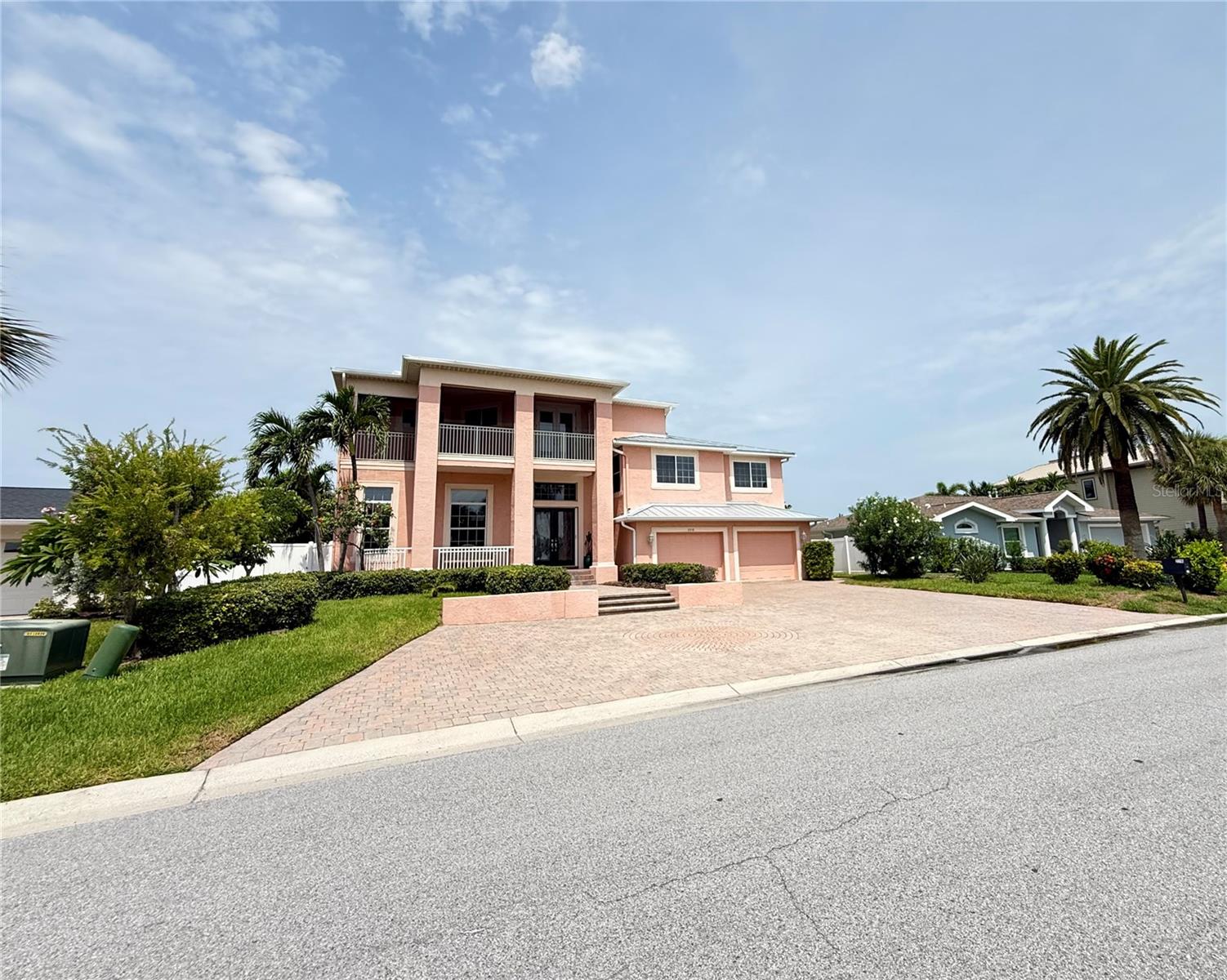 Single Family Residence in BELLEAIR BEACH, FL - Daniel Dourado
