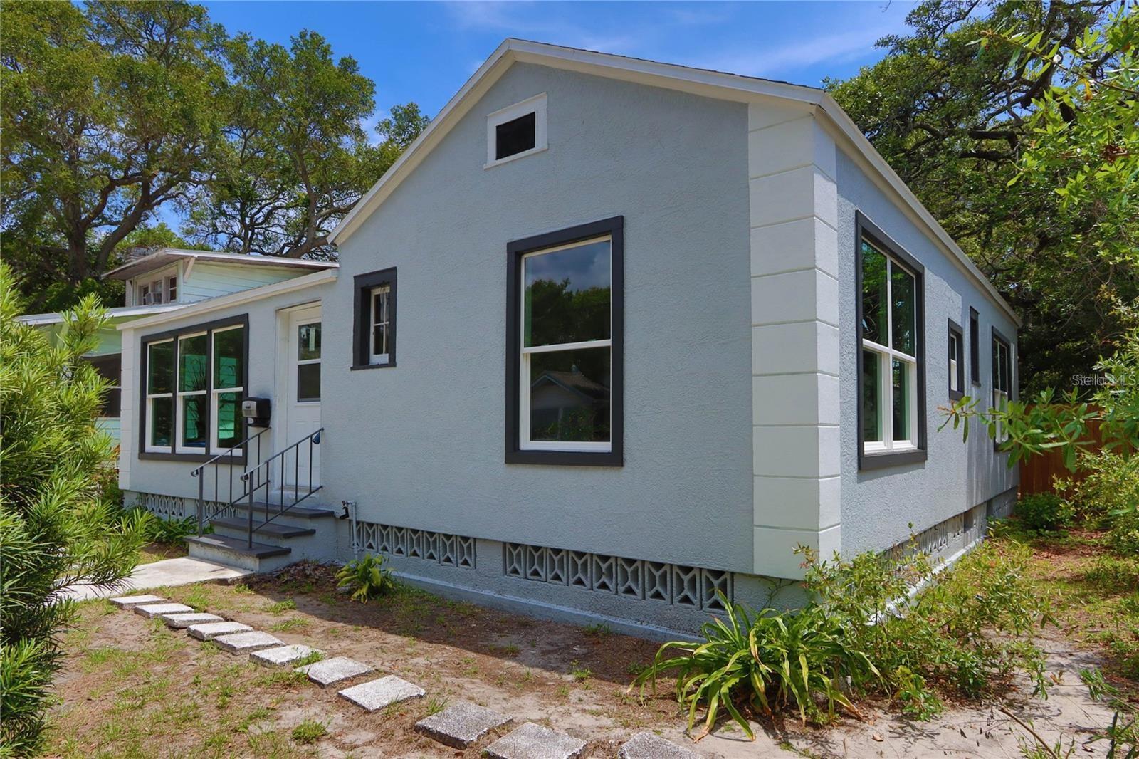 Single Family Residence in ST PETERSBURG, FL - Daniel Dourado
