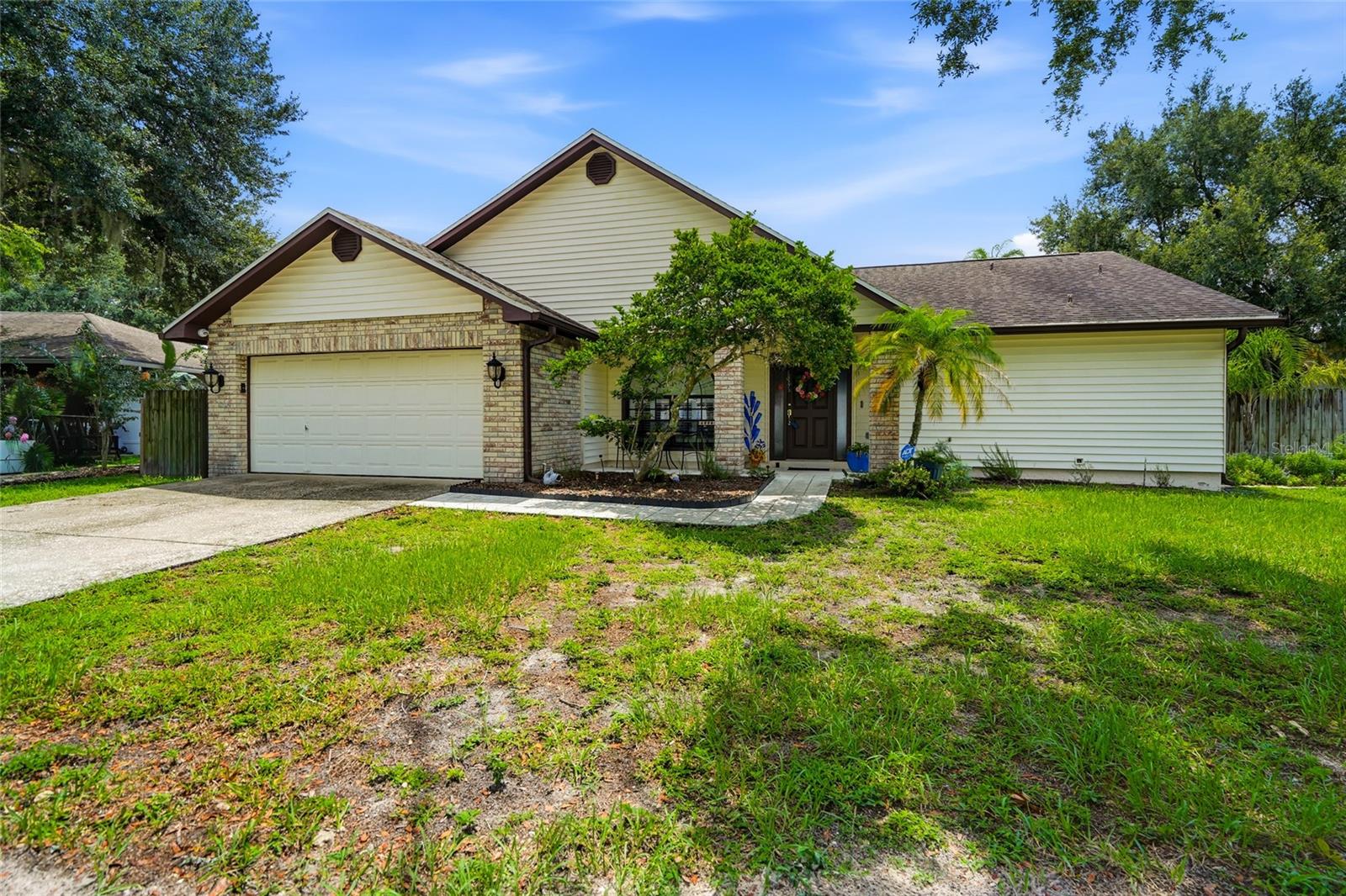 Single Family Residence in LUTZ, FL - Daniel Dourado