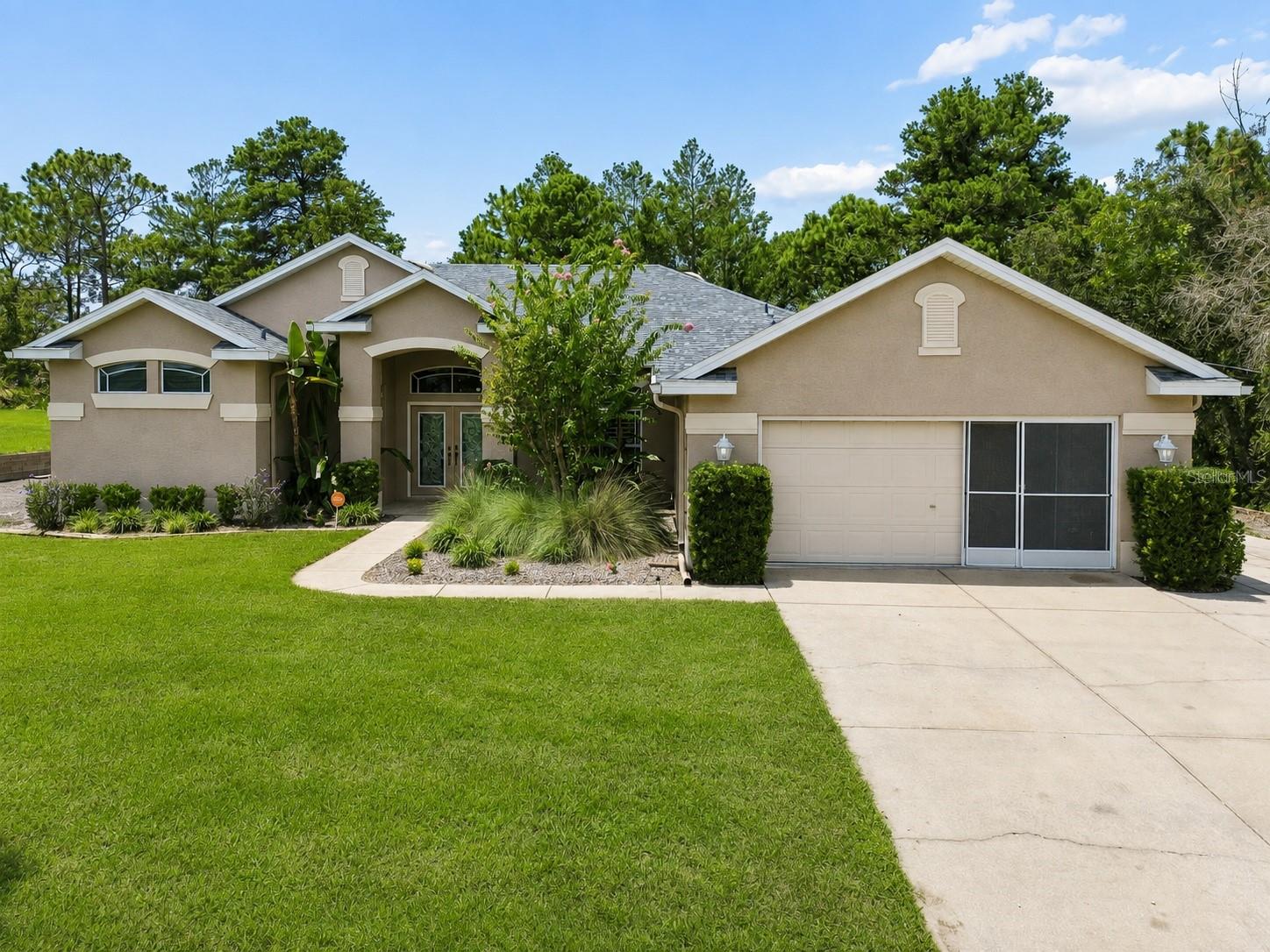 Single Family Residence in WEEKI WACHEE, FL - Daniel Dourado