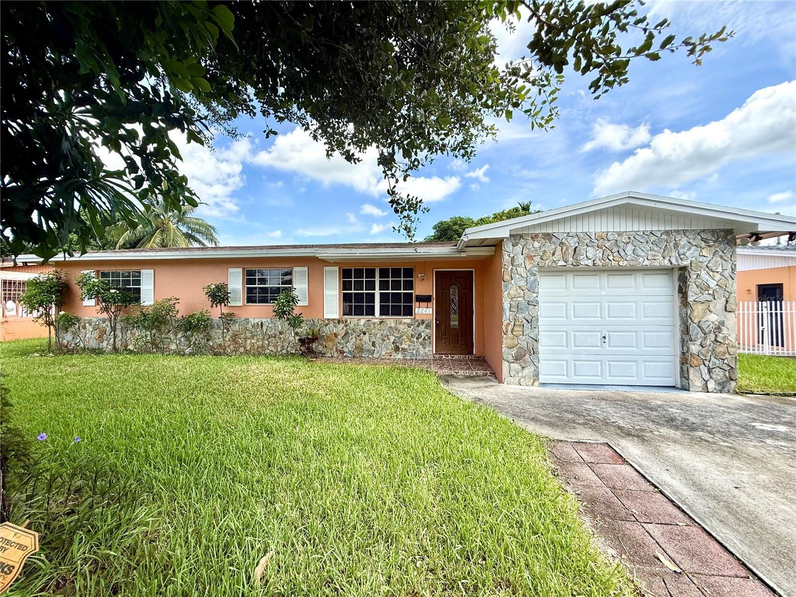 Single Family Residence in MIAMI GARDENS, FL - Daniel Dourado