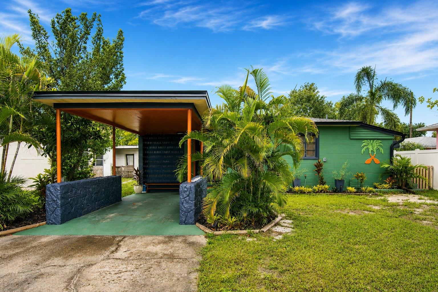 Single Family Residence in ST PETERSBURG, FL - Daniel Dourado