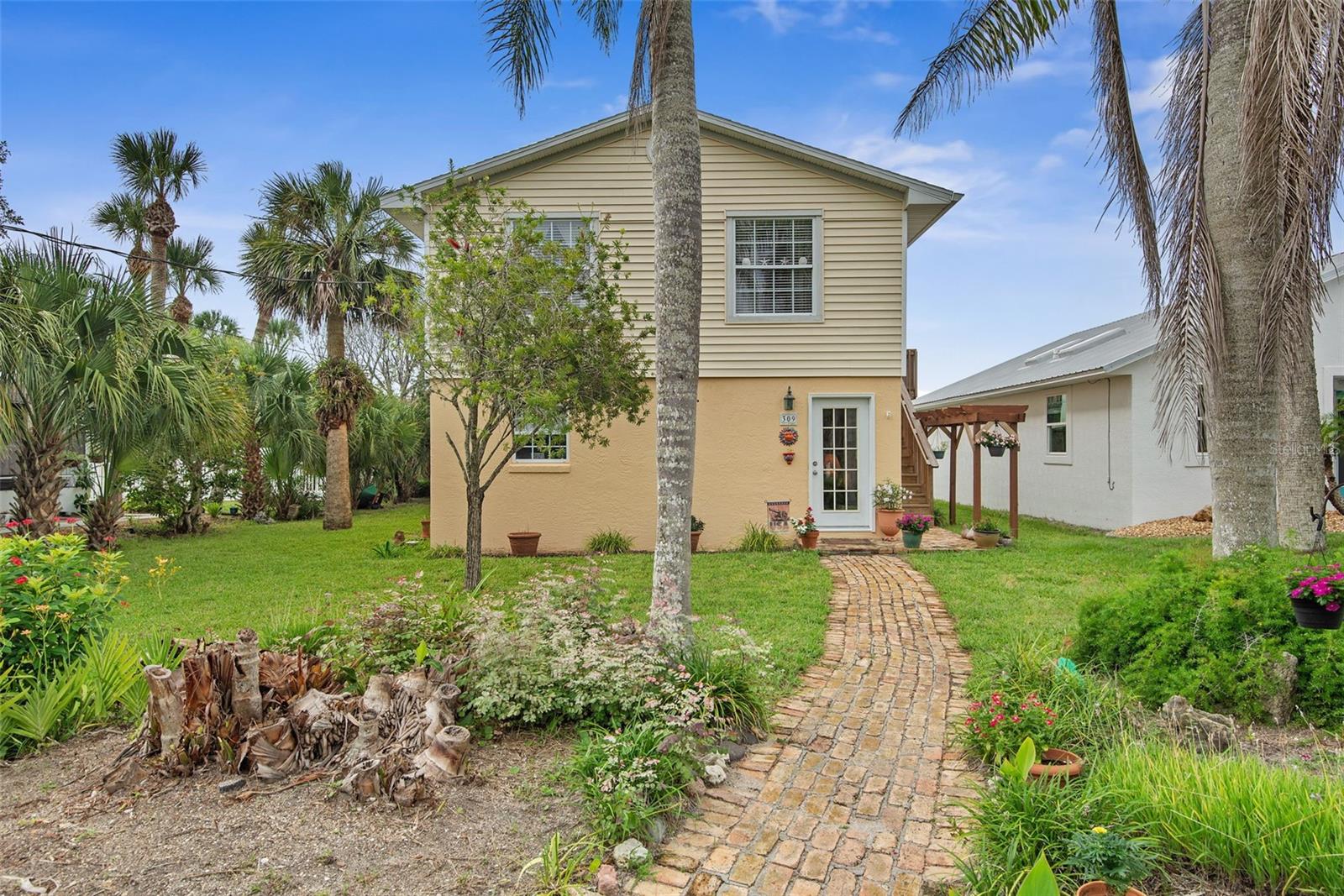 Single Family Residence in FLAGLER BEACH, FL - Daniel Dourado