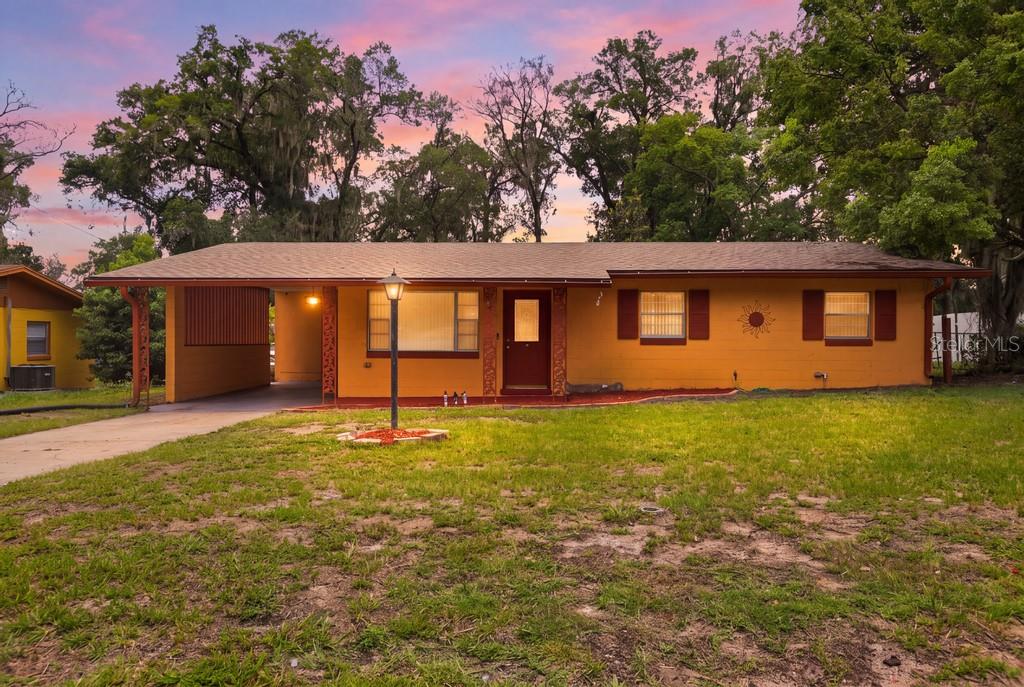 Single Family Residence in DELAND, FL - Daniel Dourado