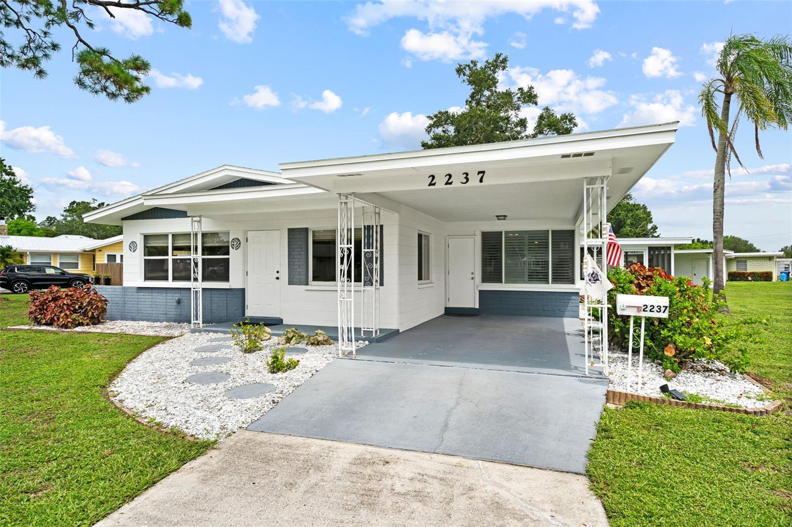 Single Family Residence in BRADENTON, FL - Daniel Dourado