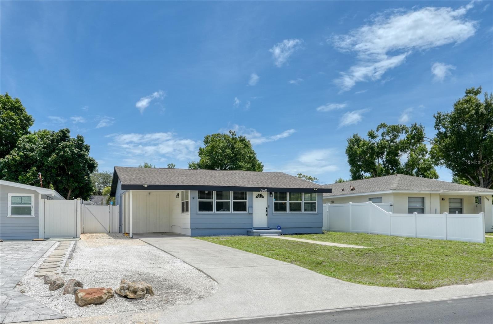 Single Family Residence in ST PETERSBURG, FL - Daniel Dourado
