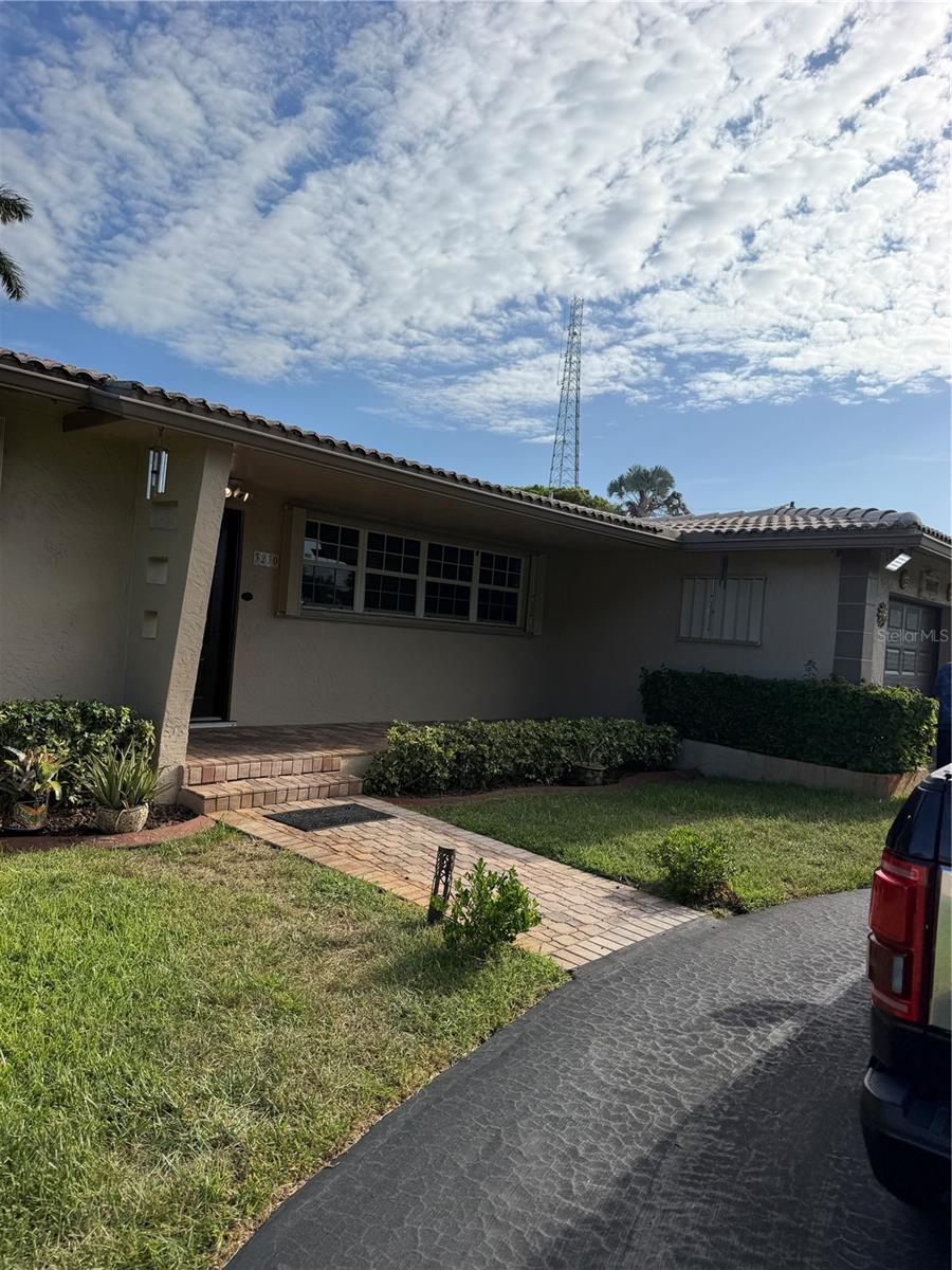 Single Family Residence in HOLLYWOOD, FL - Daniel Dourado