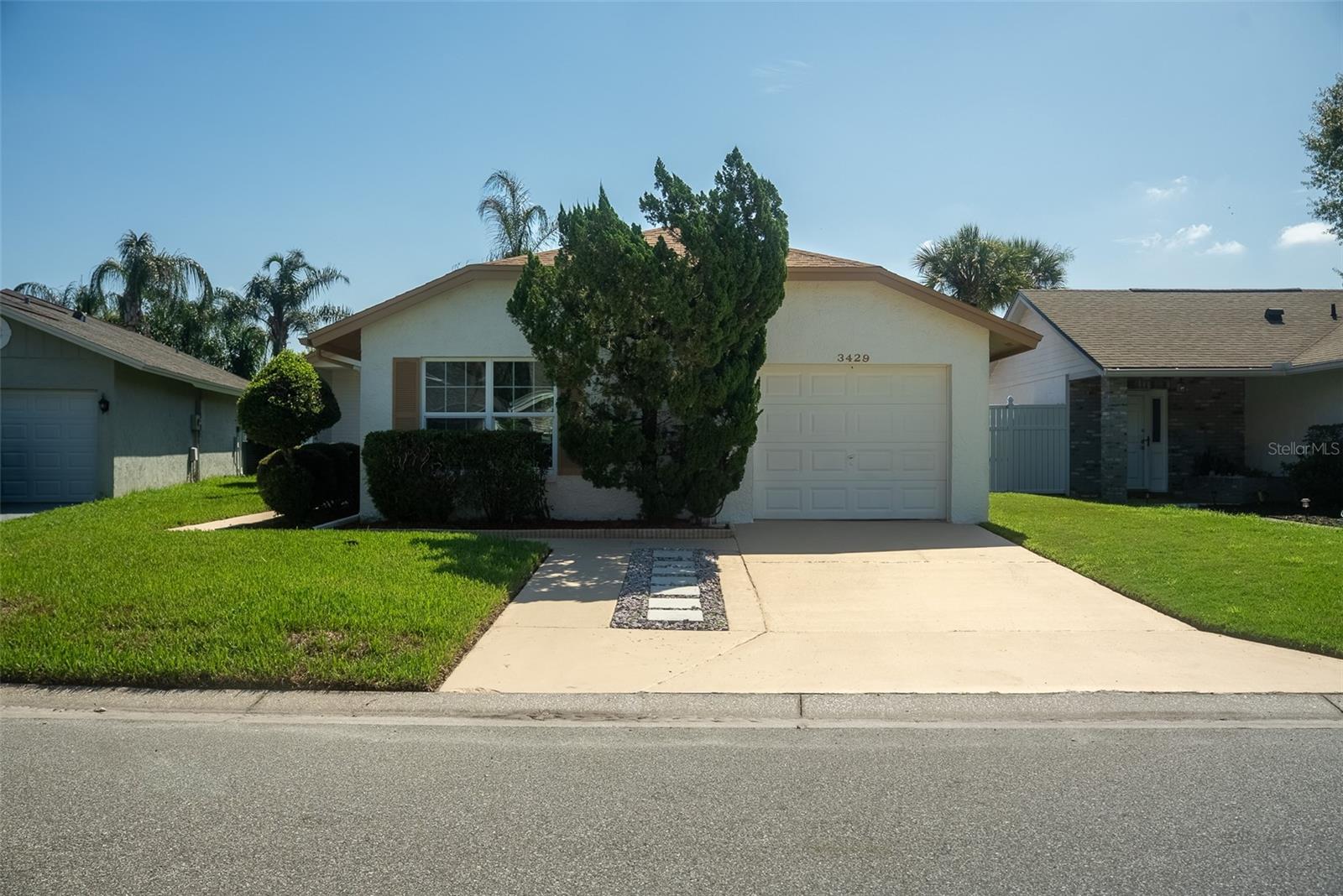 Single Family Residence in ORLANDO, FL - Daniel Dourado