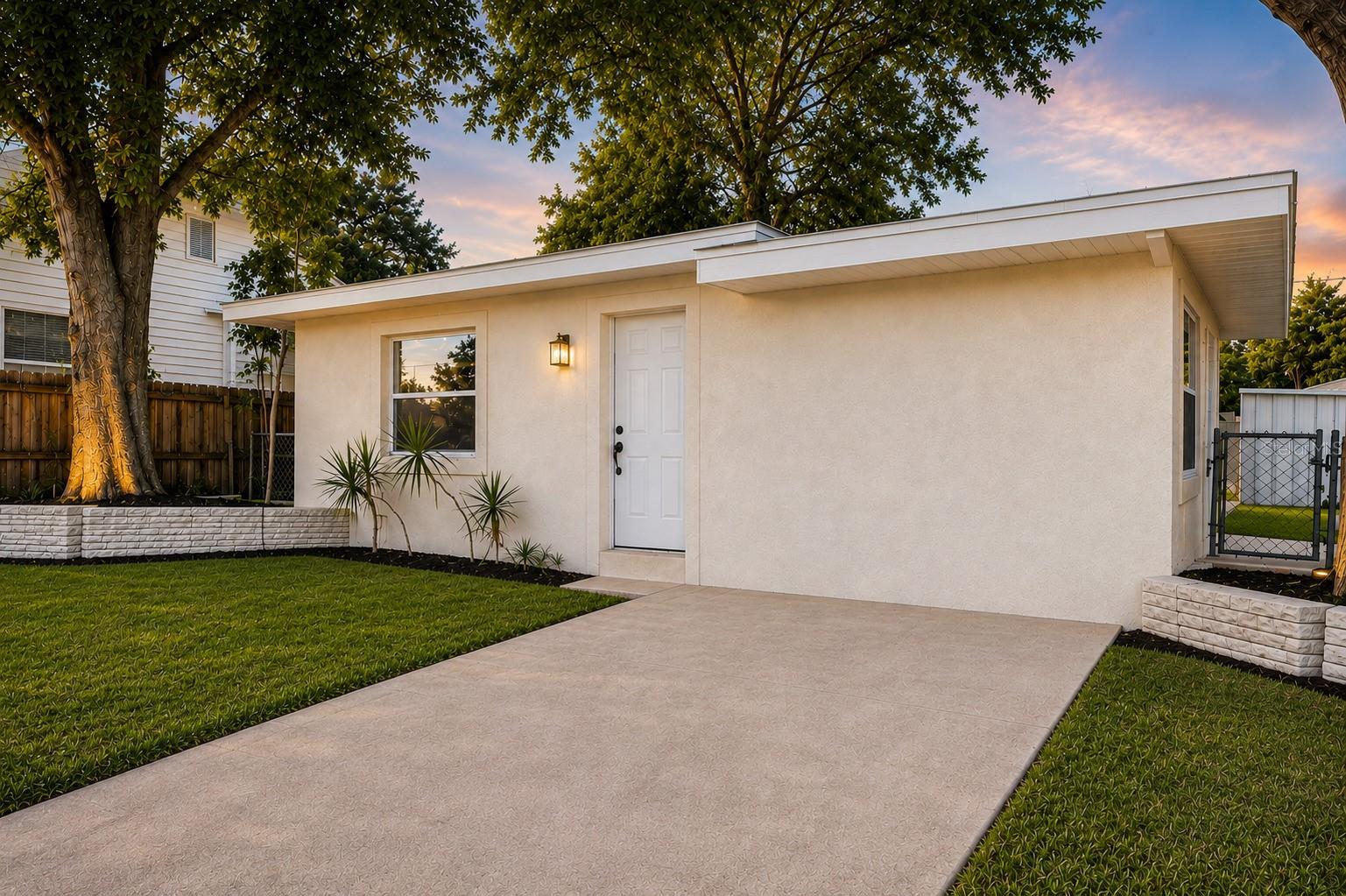 Single Family Residence in ST PETERSBURG, FL - Daniel Dourado