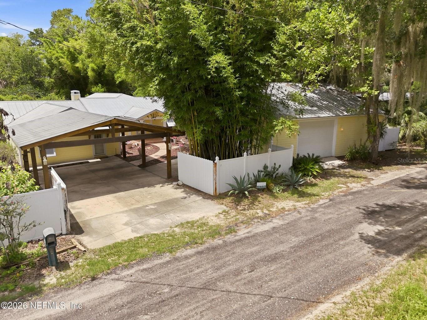 Single Family Residence in MELROSE, FL - Daniel Dourado