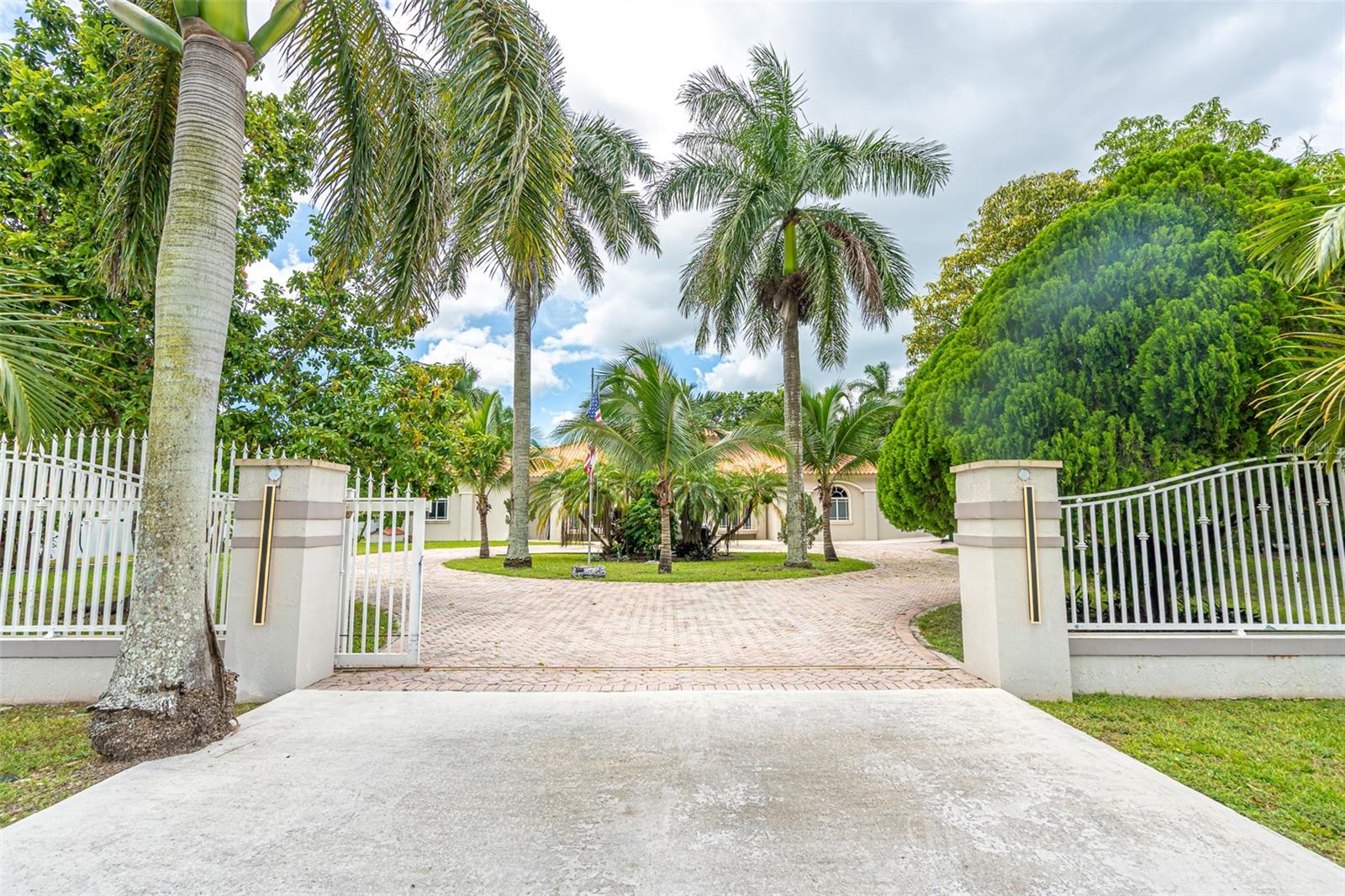 Single Family Residence in MIAMI, FL - Daniel Dourado