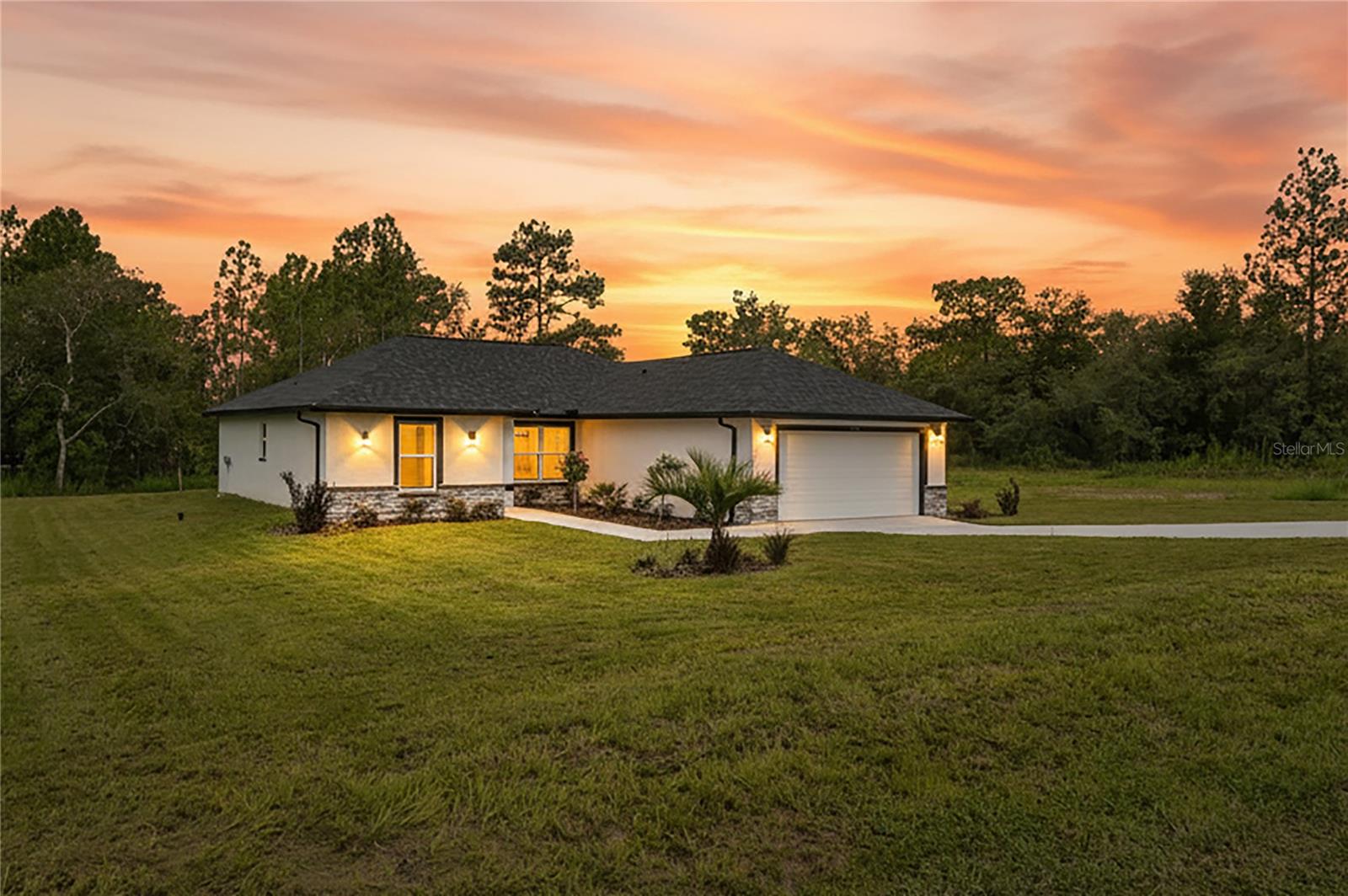 Single Family Residence in WEEKI WACHEE, FL - Daniel Dourado