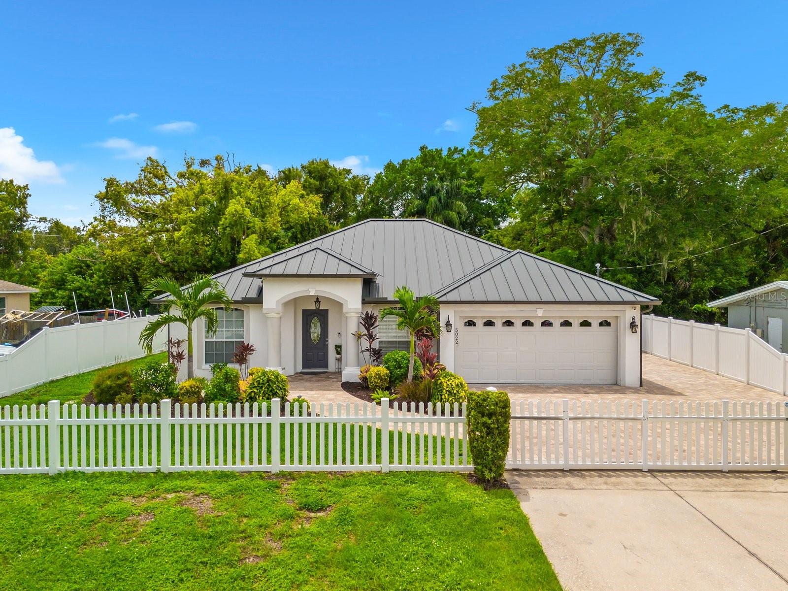 Single Family Residence in BRADENTON, FL - Daniel Dourado