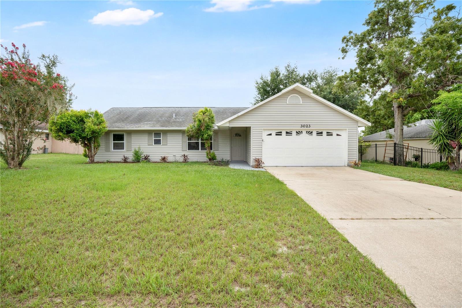Single Family Residence in DELTONA, FL - Daniel Dourado
