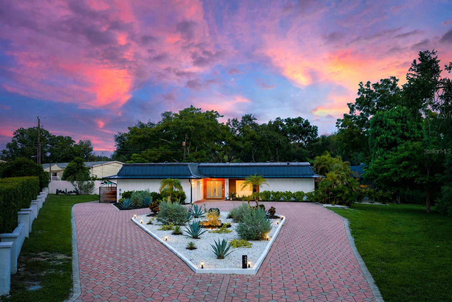 Single Family Residence in BRADENTON, FL - Daniel Dourado